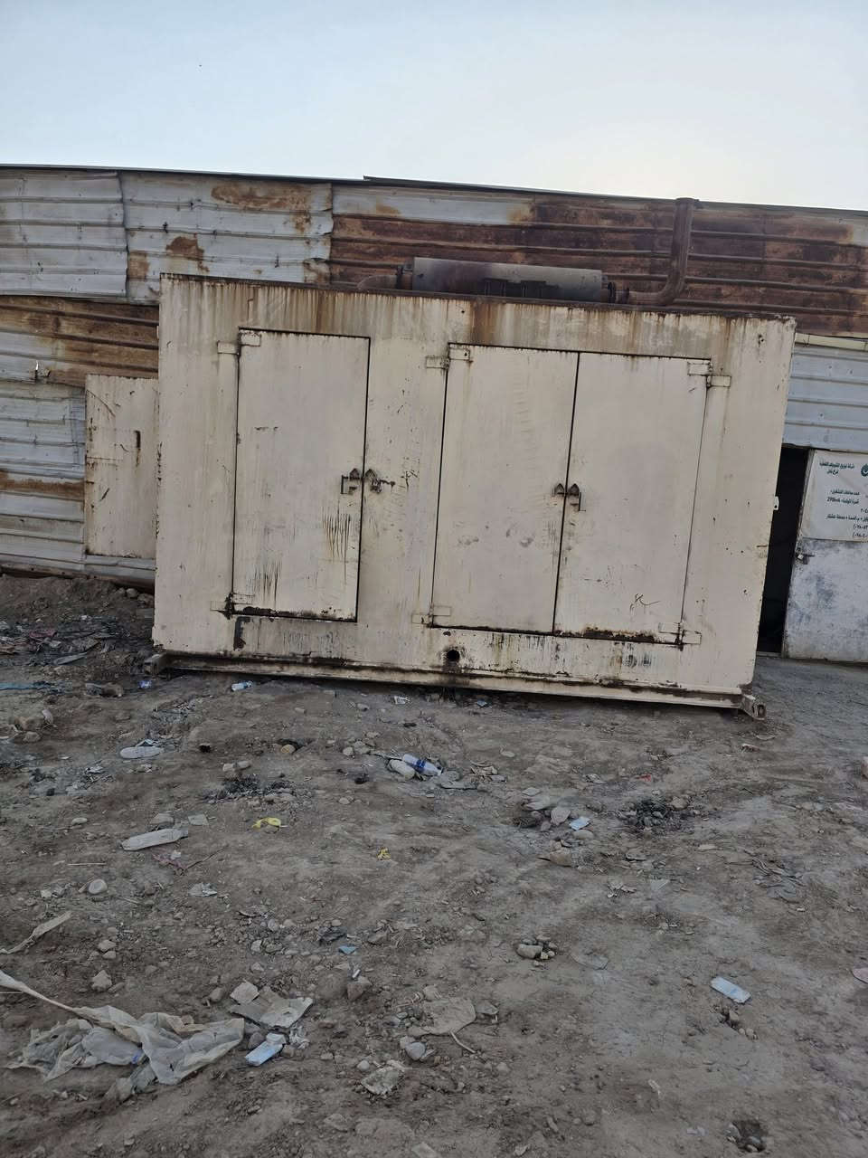 السلام عليكم كاتم للبيع الطول
الطول ٤متر
العرض١٧٥
الارتفاع ٢مترونص السعرمليونين ونص 
***********
