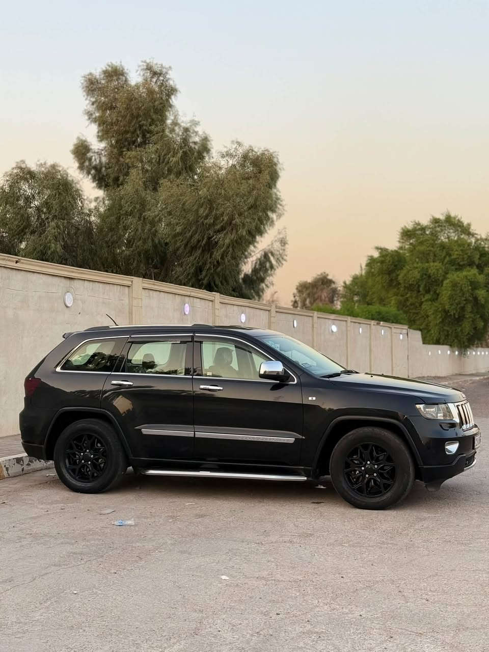 للبيع | Jeep Grand Cherokee Limited 2013 خليجي 🇮🇶
✨ لاريدو  Limited فل مواصفات
🚙 دبل (4×4)
📍 خليجي
📊 الممشى: 140 ألف كم فقط

المواصفات:

* بصمة تشغيل
* سقف بانوراما
* تدفئة للمقاعد الأمامية والخلفيه
* تدفئة للمقود (ستيرن)
* 4 وسائد هوائية (Airbags)
* حساسات أمامية وخلفية
* جنطة كهرباء
* دواسات جانبية
* إنارة LED

حالة السيارة:
✅ المكينة مكفولة
✅ الكير مكفول
✅ الهيكل بدون صبغ (يوجد فقط أماكن بارد حسب تقرير الفحص)
✅ تقرير فحص موجود
✅ السيارة نظيفة جداً وجاهزة للاستخدام

ملاحظة:

* الفورويل (4×4) ملغي.
* يوجد نقص بحجرات الصالنصة فقط.

💰 السعر: 163 دولار قابل للتفاوض بالمعقول بعد المعاينة.

للاستفسار ***********
