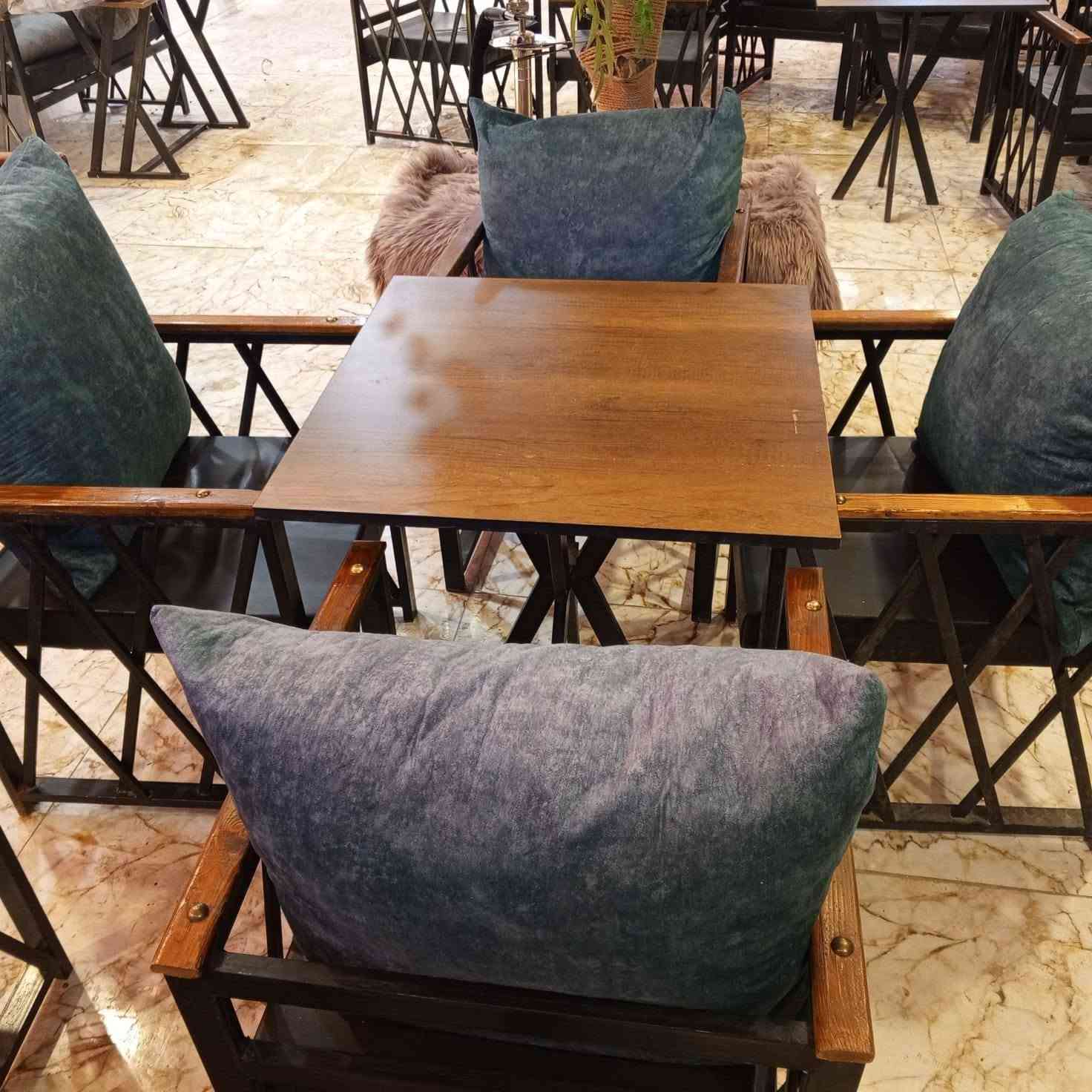 سلام عليكم ميز وكراسي عدد اربعة يعني كل ميز وياة اربع كراسي تفصال حديد عندي عدد خير من الله لبيع سعر الميز والاربع كراسي 200 جدد ومرتبات  الاتصال او مراسلة ع خاص ***********
