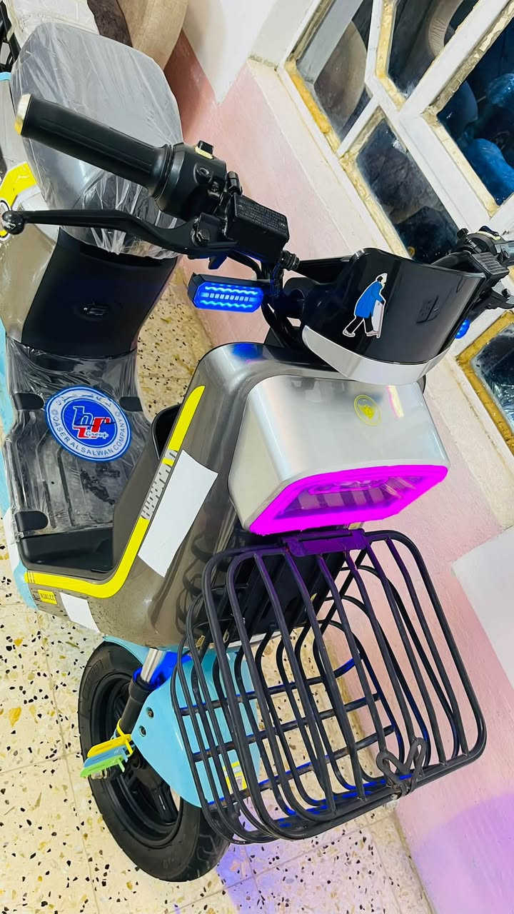 السلام عليكم 
للبيع دراجه نوع (R7) 
ملف 1500واط نحاس اصلي 
الدراجه فوال مواصفات نشرات لايت زنون علي ناصي 
بلاتوث منفذ شحن بصمه وكرت شاشه الدراجه شلعه ومعدل فول السعر  خاص  وبيها مجال شيء قليل  
المكان صلاح الدين (يثرب ) الرقم ***********
