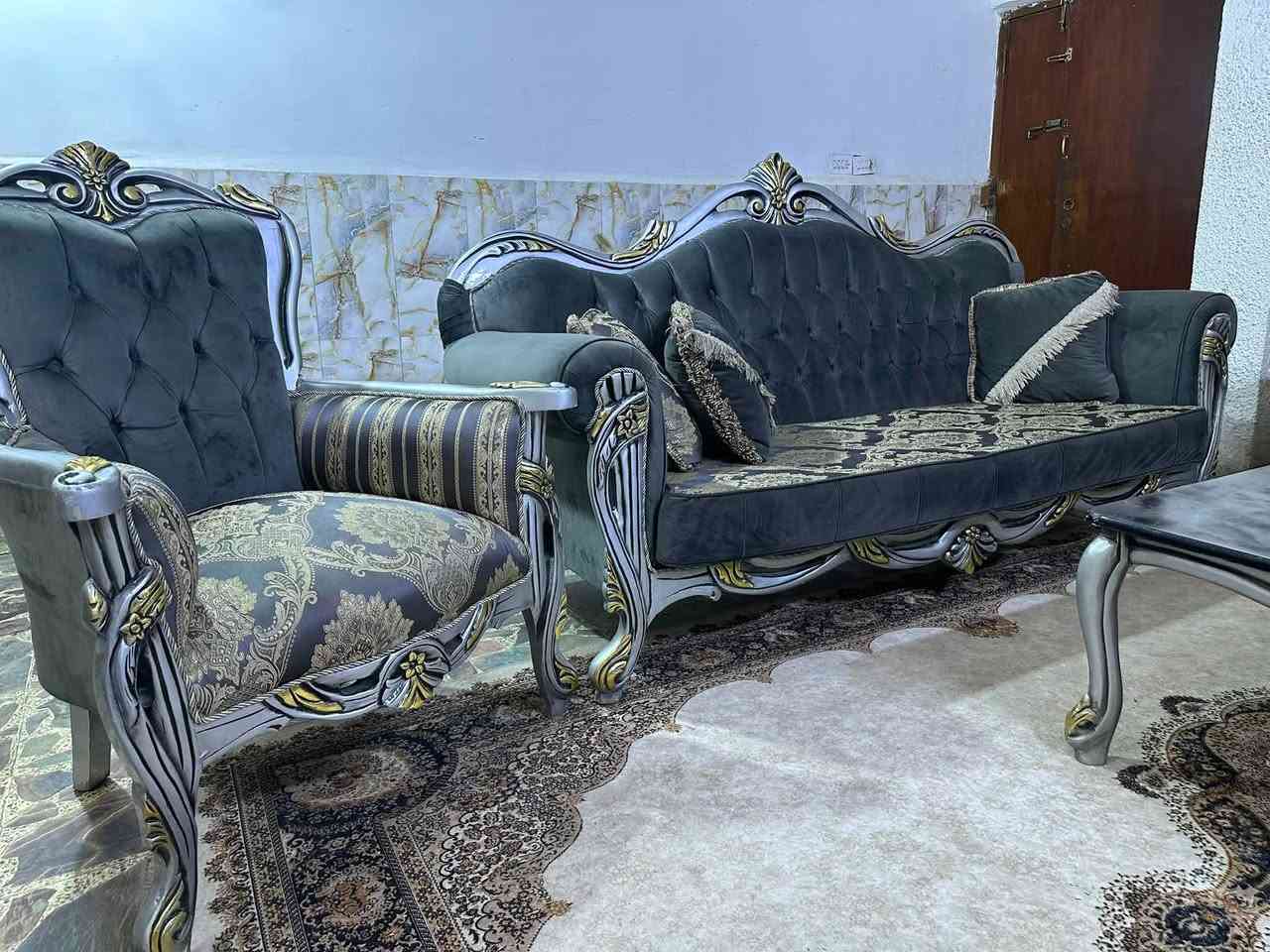 ملكي تركي خشب زان عشر مقاعد مع وسطيه نظيف جداً مكانه المنصور ***********
