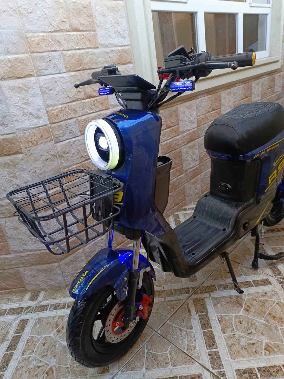 🛑ماطور {R9} ...2025🛵
🛑باب اول الاصلي{نوع ولي}👌

🛑يحتوي خمس بطارية كبيرة الحجم{32}فولت وبحالة جيدة جداً 

🛑شاشة بلوتوث +سماعة بلوتوث🎧

🛑بي نضام بك💯

🛑اربع سرع👍

🛑ملف 1500🤝

🛑دبل وقافية جانبية وخلفية🦯

🛑كهربائيات كلها شغالة💯

🛑لايت زينول عالي ناصي 🫵

🛑اشاير يمين يسار +دبل اشارة▶️◀️ 

🛑لد محيط بل لايت متغير الالوان 🌈

🛑بك لايت متغير الالوان 🌈

🛑لدات فوق التايات متغيرة الالوان🌈

🛑استاند تلفون📳 

🛑ويحوي أيضاً زوج مرايات وذراع بايدار 

🛑النضافة كدام العين 

🛑السعر 400

🛑للتواصل:***********

🛑العنوان موصل الجانب الايمن مشيرفة الاولى

