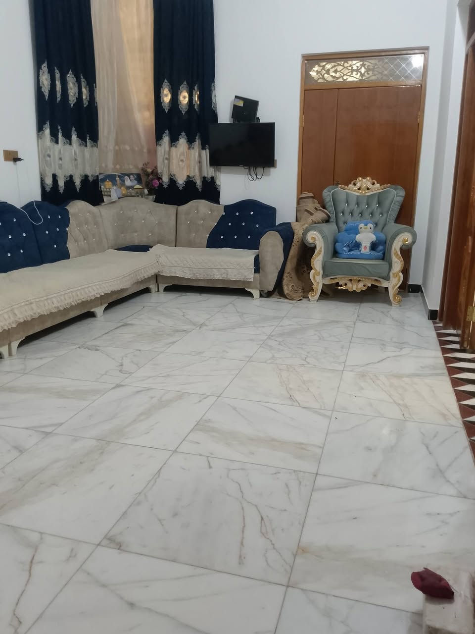 @بيت للبيع الناصريه حي شهداء قرب 
جامع السيدة رقية مساحة 200بناء جديد 
يشمل كافة الخدمات من ،ماء,مجاري،كهرباء ،
تبليط واجه 10يربط على ثلاث شوارع  يشمل طابقين الطابق الاول يكون من غرفه وصاله ومطبخ وحمام وصحيات وصاله ثانيه مطله على ديوانيه ومناور عدد2مطبخ حار وبارد
الطابق الثاني يكون من 3غرفه حمام وصحيات
وصاله بيع مستعجل 
تصال رقم على

***********☎️📞
***********📞☎️
