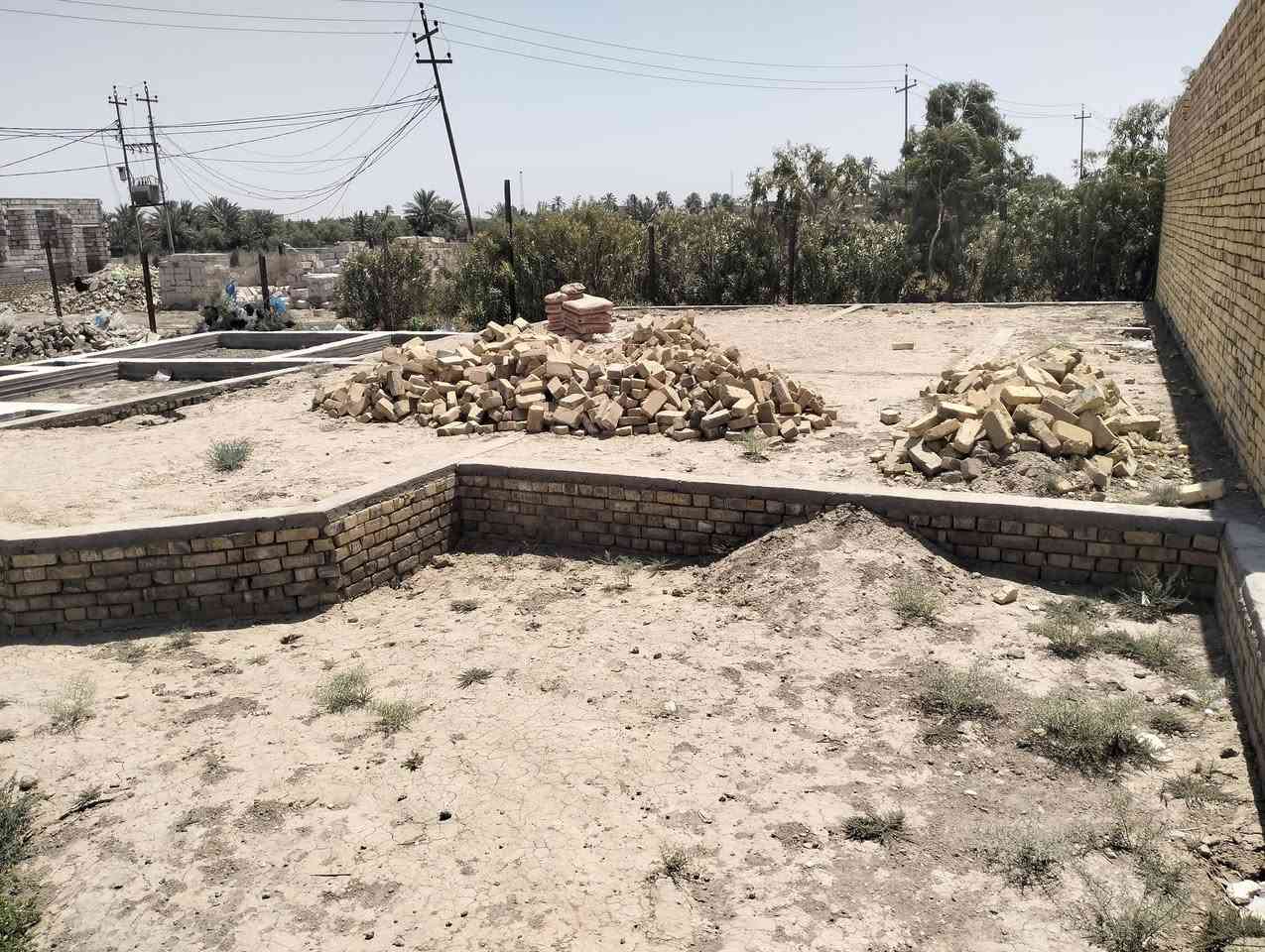 سلام عليكم بتلو للبيع جاهز البنيان مدفون وكامل بل   الصخين  مساحه 200 متر قريب عل سايدين نزلت الوكيل جهت شط الشارع مالته 10 متار ماي كرهب ***********
