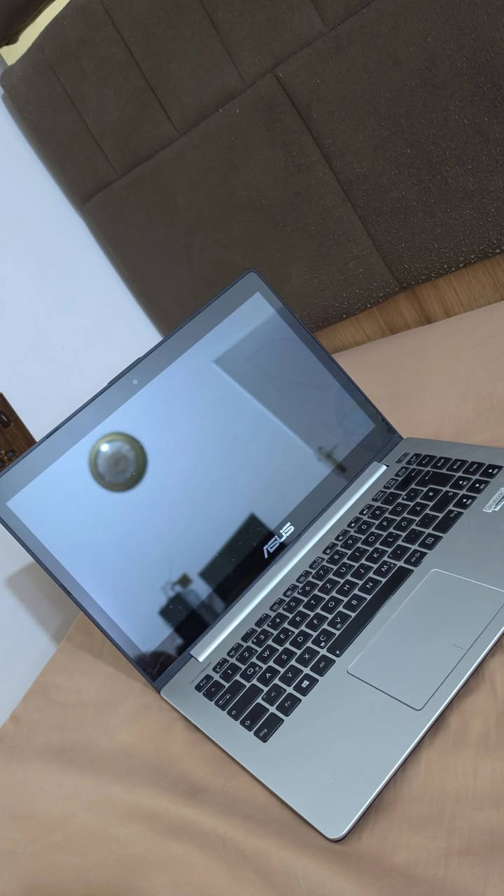 السلام عليكم، لابتوب asus Vivobook s400c للبيع
السلام عليكم، لابتوب مستعمل سليم و نضيق بالكامل للبيع بسعر 140 الف و بي مجال

ملاحضه:
 شاشه لمس، يفيد لمشاهدة الافلام او اليوتيوب، يفيد للدراسه، يفيد للالعاب القديمه مثل لعبة جنرال او العاب بسيطه، اللابتوب سليم بالكامل من كل ناحيه، مثل، الازرار، الفتح و القفل، و المنافذ. و الخ...
التفاصيل: 
processor/معالج: 
Intel Core i7-3517U
graphics/كرت شاشه:
Intel HD Graphics 4000 (Integrated)
:الشاشة/screen
14.0 بوصة بأبعاد 16:9 ودقة HD (1366 × 768) تعمل باللمس (Capacitive Touch)
Ram/ذاكرة عشوائية: 
4 جيجابايت DDR3 بسرعة 1600 ميجاهرتز (مثبتة على المذربورد؛ يوجد منفذ SO-DIMM شغال للترقية حتى 8 جيجابايت إجمالاً)
storage/التخزين: 
نظام هجين — HDD سعة 500 جيجابايت + ذاكرة SSD كاش سعة 24 جيجابايت لتسريع الإقلاع
المنافذ:
منفذ 1 × USB 3.0
منفذان 2 × USB 2.0
منفذ 1 × HDMI
منفذ 1 × VGA
منفذ شبكة 1 × RJ45 Gigabit Ethernet
قارئ ذاكرة 1 × SD Card Reader
منفذ صوت 1 × 3.5mm مشترك للسماعة والميكروفون
نظام التشغيل: يأتي بنظام Windows 8 (64-bit) و شحدث لwindows 10
الأبعاد والوزن: 33.9 × 23.9 × 2.1 سم | 
الوزن حوالي 1.8 كجم

موقع: نجف-كوفة، لا يوجد توصيل
للتواصل هنا او على الرقم: ***********
