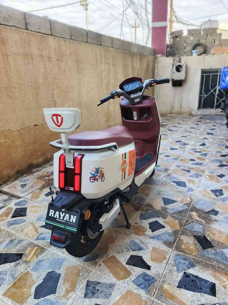 ريان وحش الكون تايلج VIP اللون المميز 
📋 المواصفات الكاملة:

​الاسم والماركة: وحش الكون F55 VIP.

​الموديل: 2026 (أحدث موديل).

​اللون: لونين مميز وفخم (أبيض كريمي وماروني/أحمر داكن) مثل ما واضح بالصور.

​المحرك/الملف: 2000 (قوة وعزم ممتاز).

​النظام: 3 مراحل تشغيل + قفل ستيرن للأمان.

​الملحقات: بصمات عدد (2) وسويجات عدد (2).

​البطاريات: طقم 6 بطاريات مسطرة نوع (گرافين) الأفضل والأطول عمراً، بقوة 38 أمبير / 72 فولت (مدى ممتاز).

​🔍 حالة الماطور:

​النظافة: نظيف جداً جداً "بدون جلوخ" أو خدوش، أخو الجديد.

​الاستخدام: مستخدم لفترة بسيطة جداً (بين 4 أشهر إلى 5 أشهر فقط).

​💰 السعر: للاستفسار، يرجى التواصل خاص.

​📞 للتواصل ومزيد من المعلومات:

​اتصال مباشر: ***********
