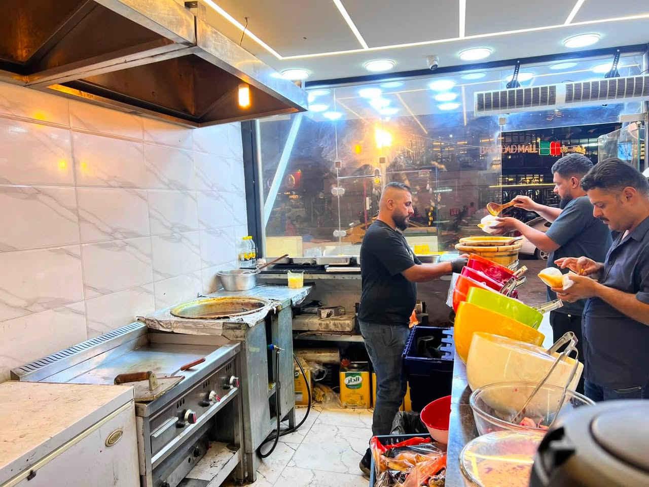 مطعم مقابيل مول الحارثيه كامل متكامل كلشي بي موجد بصف لحم بعجينه الجندول مساحته 8 الوجهيه ونزال 9 ميوزه وياه كامل بسب البيع عدم التفرغ 
***********
