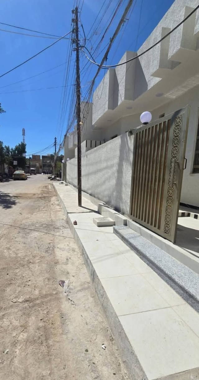 بيتين مربعات بناء حديث درجه اولى جاهزات السكن سعر الواحد ب ١٠٠ وبي مجال المساحه ١١٥ متر في حي الشهداء قرب السايدين الهاتف ***********
