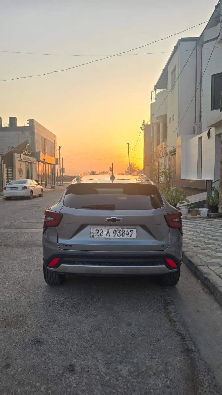 سلام عليكم 

(Chevrolet Trax LT) 2024

​⚙️ الأداء والمحرك
​المحرك: 3 أسطوانات بسعة 1.2 لتر مع شاحن توربيني (Turbo).  

​القوة: 137 حصاناً وعزم دوران يبلغ 220 نيوتن.متر.  

​ناقل الحركة: أوتوماتيكي عادي من 6 سرعات (وليس CVT)، مما يعطي استجابة وسياقة أفضل.  

​نظام الدفع: دفع أمامي (FWD).

​استهلاك الوقود: تقريباً 12.7 كم/لتر داخل المدينة، و13.6 كم/لتر على الطرق السريعة (معدل اقتصادي جداً).

رقم المركبه نجف 

حادث السياره مرفوق مع صور السياره
 ورقم الشاصي :-
#KL77LHE27RC152817

سعر السياره يبلغ 22،500،000

 22مليون و500 الف دينار عراقي
بيها مجال بسيط للشراي الجاد
ملاحظه السياره فقط بيع بدون مراوس 

للأتصال والاستفسار 
***********

