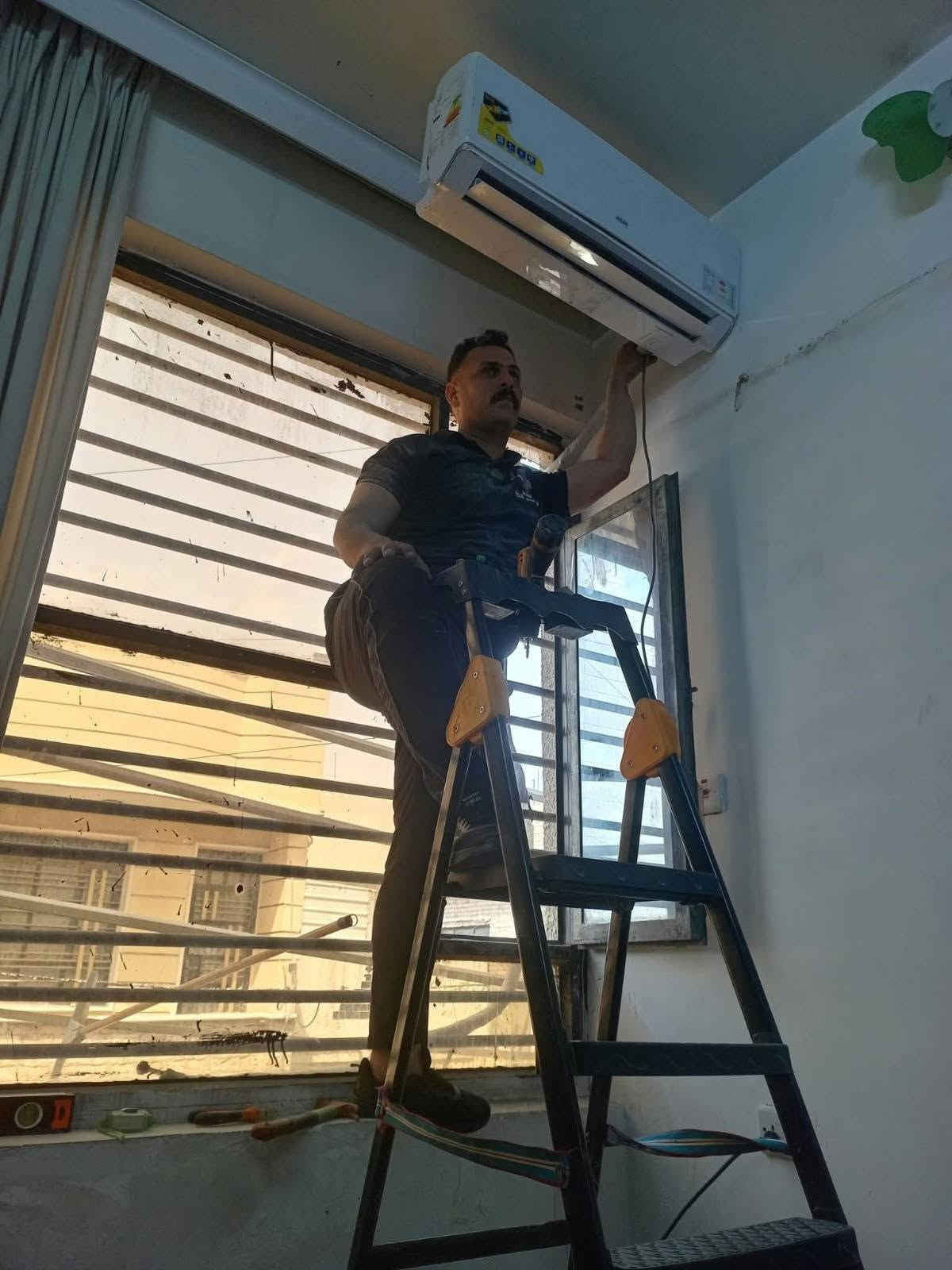 ورشة عالم التبريد للتكيف
المتنقلة يعني شغلك يخلص بيتك 
⁦🛠️⁩🔧نصب سبالت ❄️ 
غسل وادامه 
شحن غاز ⁩⁦ 
تأسيس بواري دفن 
الهاتف 📞 ***********
🔧نصب و صيانة جميع أنواع السبالت و بكل دقه بالعمل⁦ 
                     
      كوادرنا متنقله🚛 نصلك أين ماتكون
                  
(دقة_ضمان _اخلاص)في العمل
                    
⁦☎️⁩للتواصل والاتص***********

