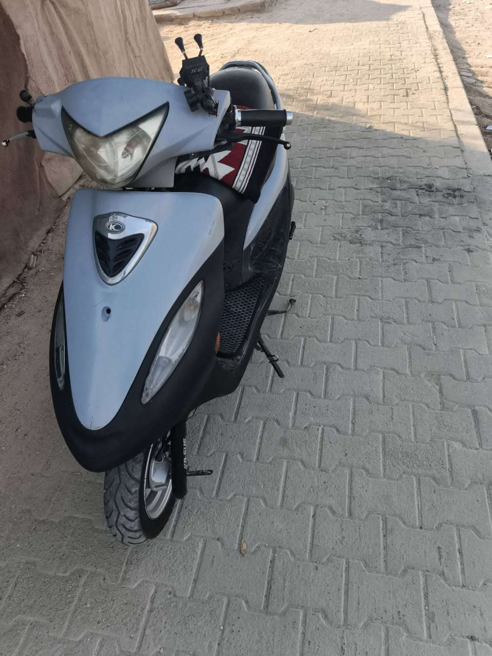 سلام عليكم دراجة للبيع كامكو جي 3 نضيفة كدام عينك شلعة ومعدل نكره سلف وهندر شعال كلشي شغال بيهة  كهربائيات شغاله تجي تفحص وتشوف ماعوزهة شي سعر 350وبي مجال للطيبين رقم ***********واتساب متواجد وتحياتي
