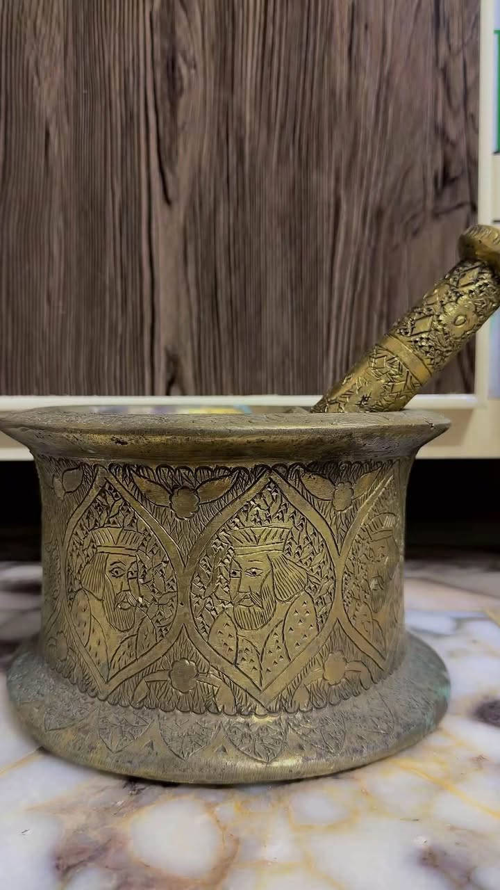 هاون قديم جدا ارتفاع 12عرض20 وزن 11,5كيلو سعر ٣٥٠ الف للحجز خاص او الاتصال *********** يوجد توصيل
