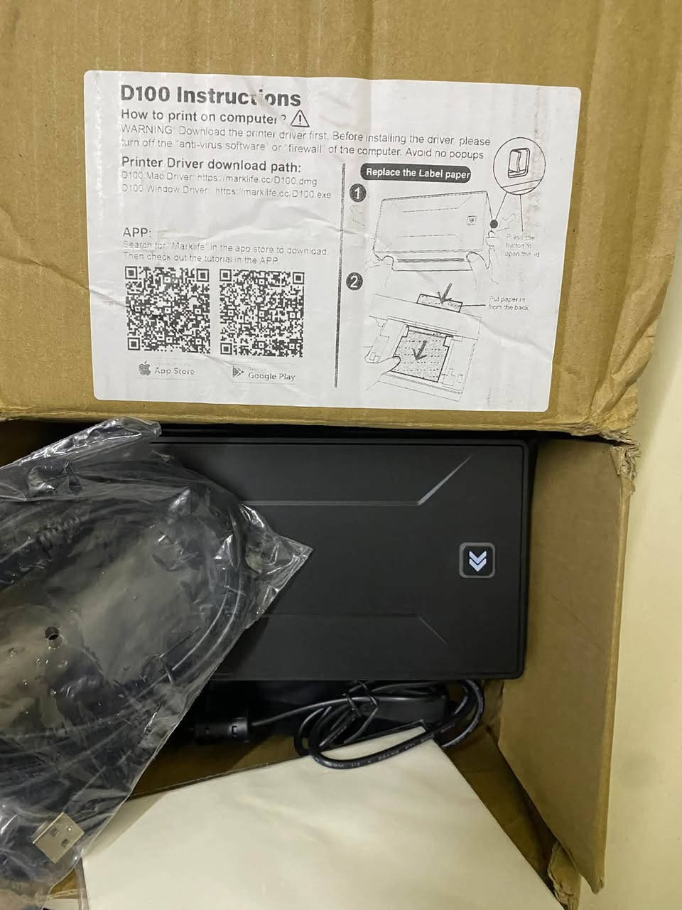 المواصفات الفنية للطابعة الحرارية D100
نوع الطباعة: حرارية مباشرة (Direct Thermal) - لا تحتاج إلى حبر.

​حجم الورق: تدعم ورق الفواتير والملصقات الحرارية بعرض 80 ملم (الحجم القياسي للفواتير الكبيرة).

​دقة الطباعة: 203 DPI (دقة عالية وواضحة جداً للنصوص، الشعارات، والباركود).

​الطاقة: تعمل بجهد DC 24V / 2.0A لضمان أداء مستقر وسريع.

​المنشأ: صناعة صينية بجودة عالية ومعايير أوروبية (CE / FCC).

​مميزات 

​اقتصادية: وداعاً لمصاريف الحبر، الورق هو كل ما تحتاجه.

​سرعة البرق: مثالية للأماكن المزدحمة لإنهاء الفواتير في ثوانٍ.

​عمر طويل: مصممة للعمل الشاق في المطاعم والمحلات التجارية

يوجد خدمة توصيل 🚕 لجيمع محافظات العراق 

‏Whats App ✉️📲📞***********

نص مكتوب في الصور:
- Quick Batch Printing
- Paper output speed up to 150mm/s