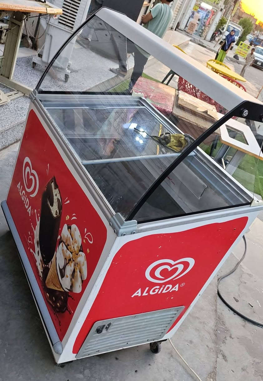 موجود ماكينة سوفت سنكل عدد ثنين وماكينة ازبري عدد 3 ام التكين صيني درجة اولى وعارضة موطه تركي 
وجهاز وافل ستيك وجهاز كريب غاز وليس كهربائي وثلاجة سل ستيل ozt تركي وكاشير مع ميز وطابعه وصندوق ونظام للبيع مكاني الدورة للاستفسار عالرقم ***********
