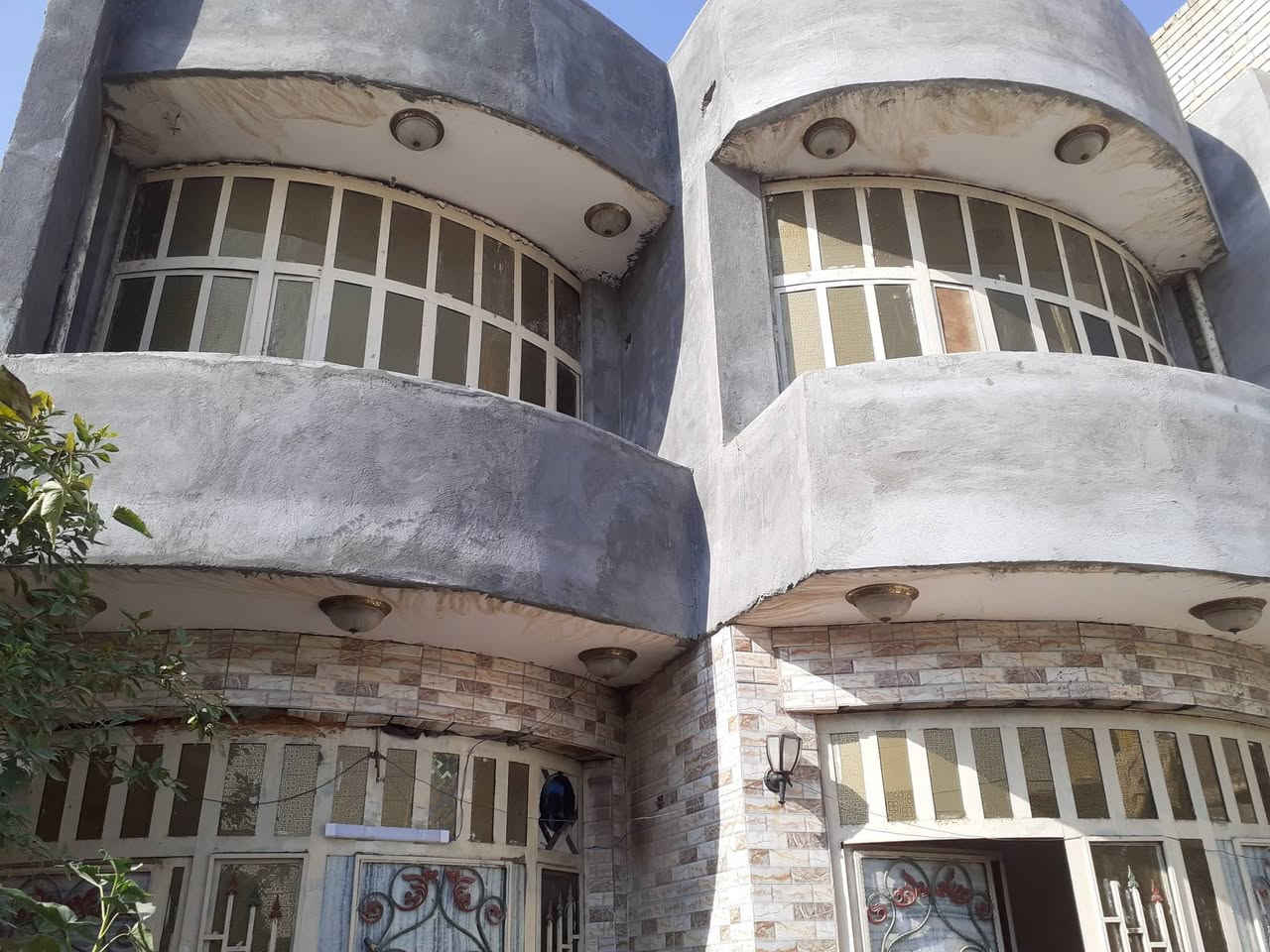 بيت البيع في ناحيه سيد الشهداء ع بناء حديث بيه اربع غرف اثنين جوه وثنين فوك  تليفون ***********
