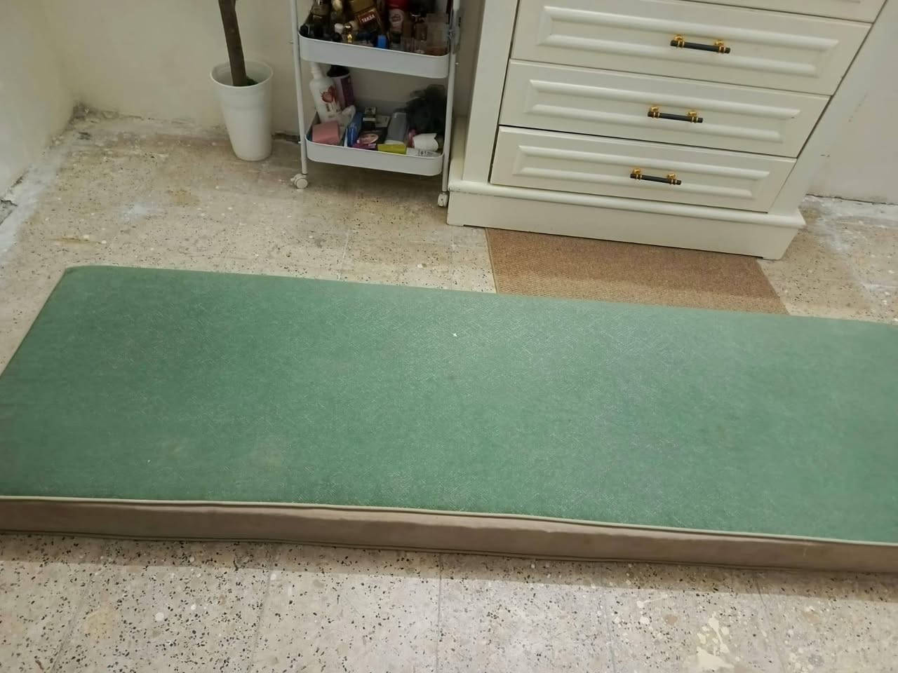 ديوان جديد وجهين للبيع والله مامسحوك عليه رقم الهاتف ***********
