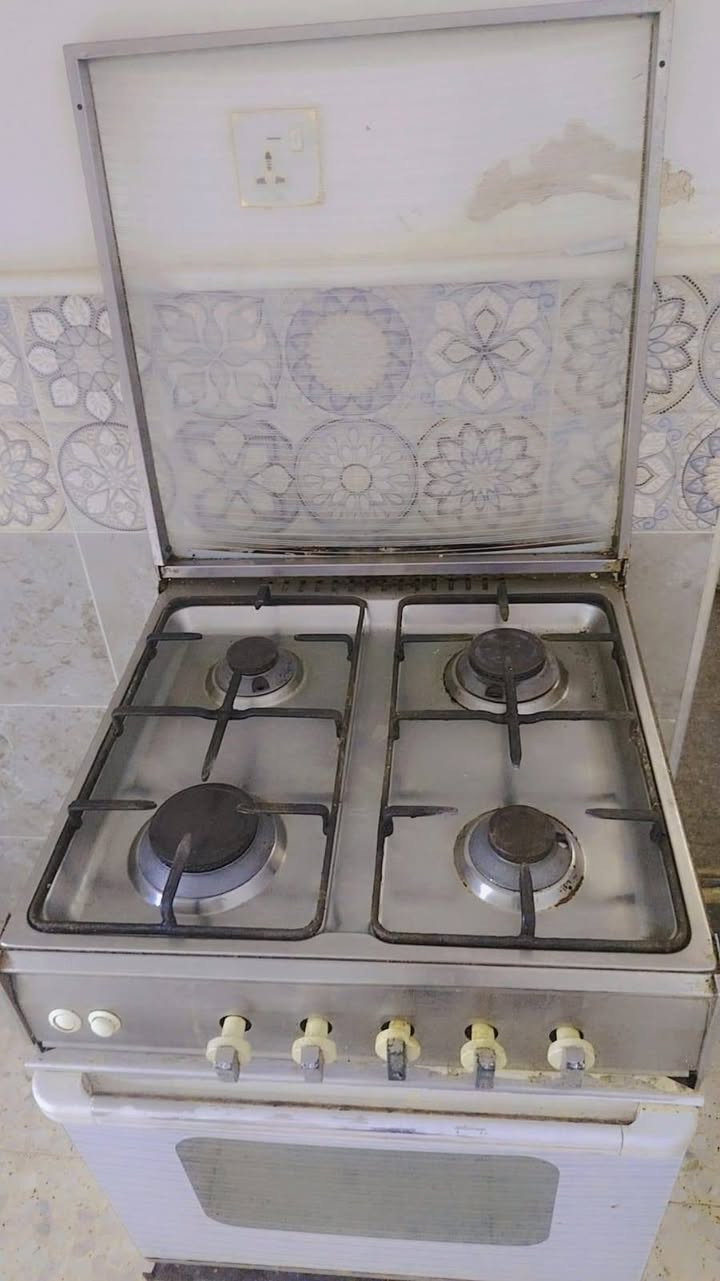 طباخ للبيع نضيف وشغال السعر 80  العنوان واسط الخاجيه شارع 40 الهاتف ***********
