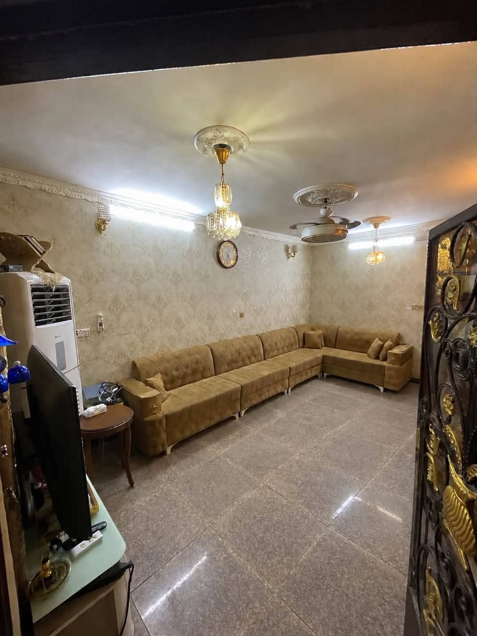 للبيع بيت سكني بمساحة 125م² 🏠
📐 الواجهة 5م × العمق 25م

🛏️ يتكون من 4 غرف نوم، منها غرفتان سويت مع حمام وتواليت.

🍳 مطبخ حار + مطبخ بارد

🌿 تَرَك

🚗 يحتوي على كراج/موقف سيارة

📍 موقع بغداد الجديدة قرب مصرف الرشيد ومستشفى العلماء

للاستفسار والتواصل واتساب :

***********
