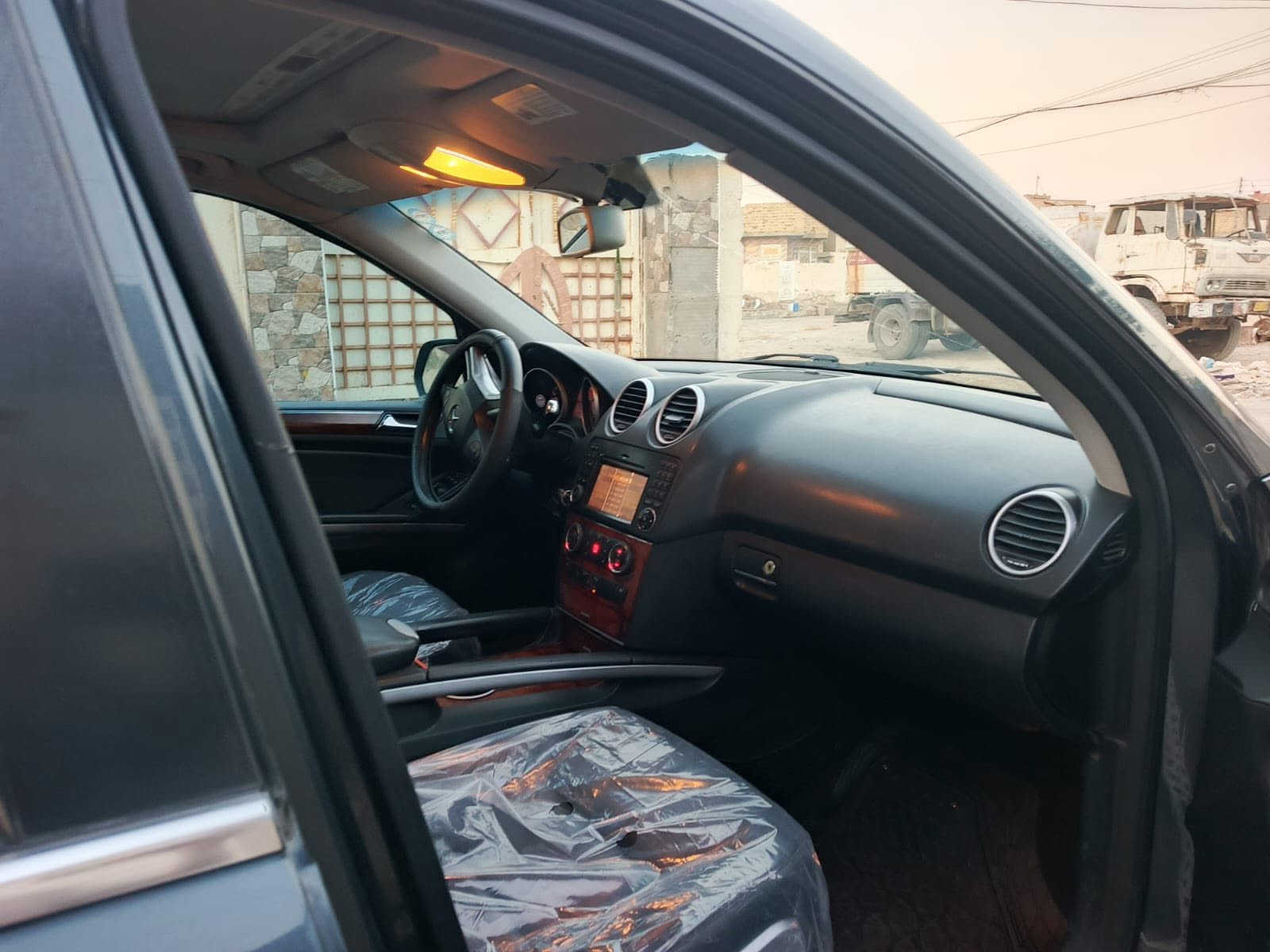 السلام عليكم 
مارسيدس للبيع 
موديل ٢٠١٠ 
فول فول مواسفات 
٦ سلندر 
كير و معرك شرط 
سنوية رقم جديد 
سعر / ١٠٠ $ 
***********

