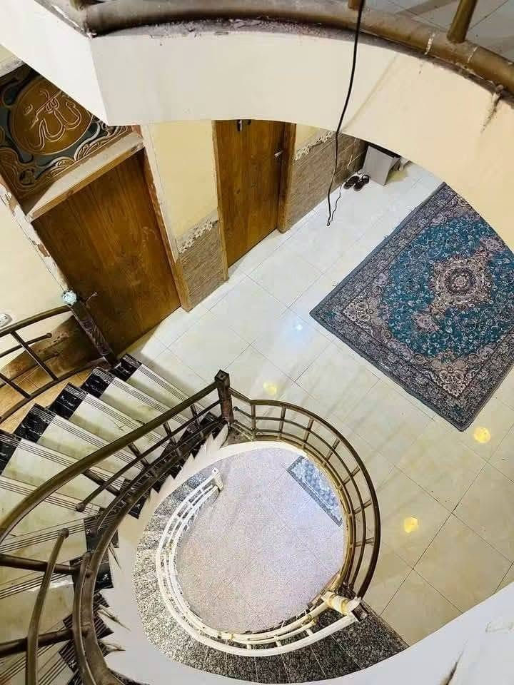 السلام عليكم
بيت للبيع مساحه 140م بيت طابقين الطابق الاول غرفه وصاله واستقبال ومطبخ وصحيات داخليه وخارجيه الطابق الثاني 3 غرف نوم وصاله ومجمع صحيات ومخزن العنوان  الجديده قرب ثانويه الزهراء ثاني بيت بالفرع للاستفسار ***********
