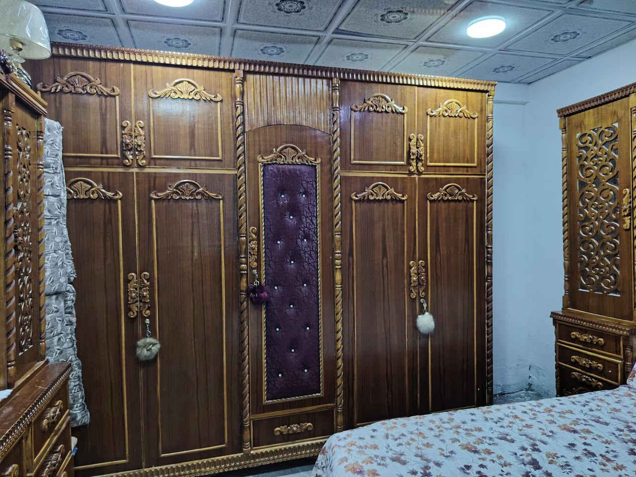 السلام عليكم توجد غرفه خشاب صاج للبيع العسر 1200وبيها مجال مكلف بل نشر رقم صاحب الغرفه ***********      وهاذه رقمي ***********
