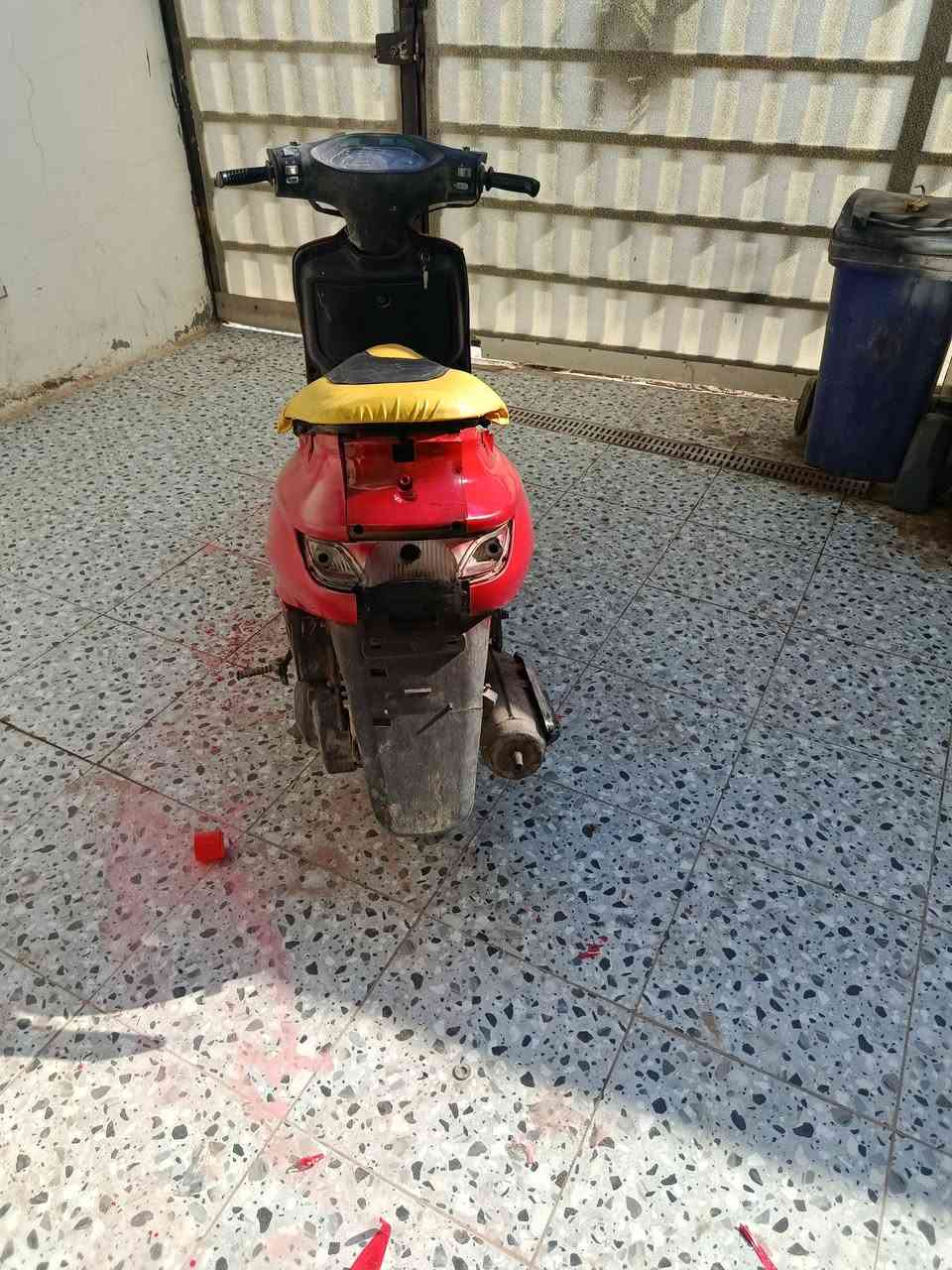 سلام عليكم دراجه فراشه فحل كامله كفرات وكلوبات مكينه مامفتوحه نشطه دراجه  سعره 150وبيه مجال مكانه دوانيه حي زهره ***********
