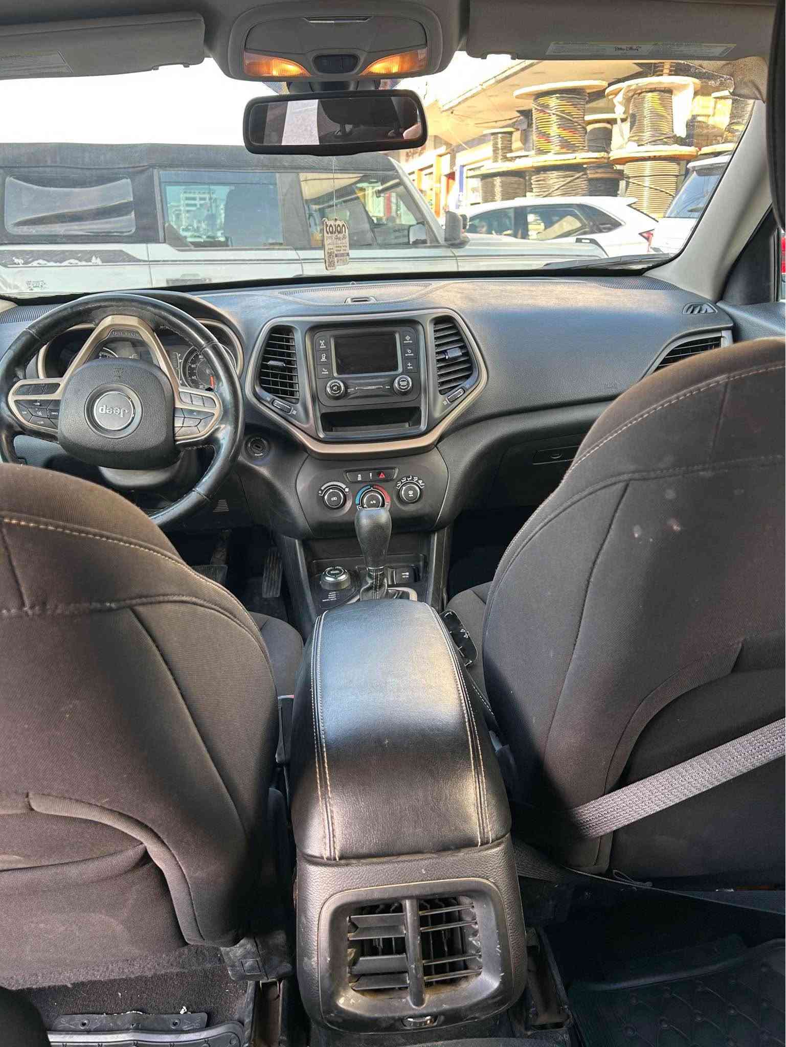 Jeep cheroke 2018
جێب شیرۆكی ٢٠١٨
______
مواصەفات عادی
دەبل اكسل
تەبرید مەركەزی
نیو بەصمە
ویل ڕەش
لایت اوتۆ 
كشن اوتو
٤مۆدی لێخوڕین

دەعمی(چامڵغ و بۆنیت سبوغە و ایڕباگ سوكان و شان تەقیوە
٩٧هەزار مایڵ ڕۆشتووە
 سعری ١١٢$
***********
*********** أربيل, العراق
