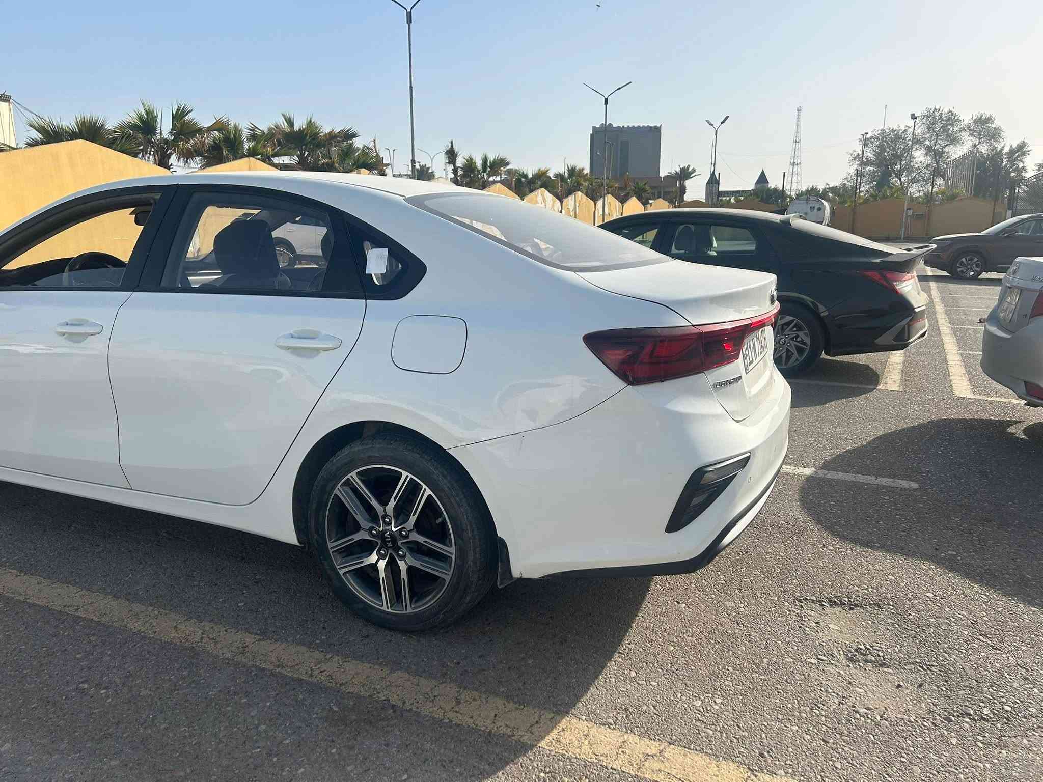 سيراتو 2021 خليجي رقم بغداد بأسمي

السياره كلين بدون حادث وبدون صبغ
فقط طخه بالدواسه جوه الباب عكس السايق 
بارد بسيط بالباب  
المحرك 1600 دوش 
حساسات خلفيه وكامرا 
شاشه تدعم ابل كار بلي واندرويد اوتو 
ماشيه 120الف كيلو 

السعر 150$ وبيها مجال بسيط
*********** اتصال + واتساب
