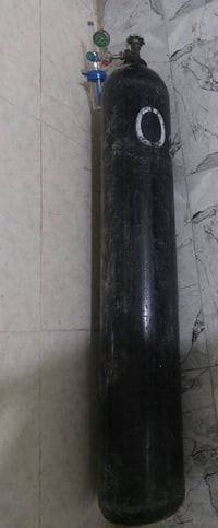 أسطوانة أكسجين طبيه مع منظم ضغط ومقياس تدفق مثبت في الأعلى.تفاصيل الأس...