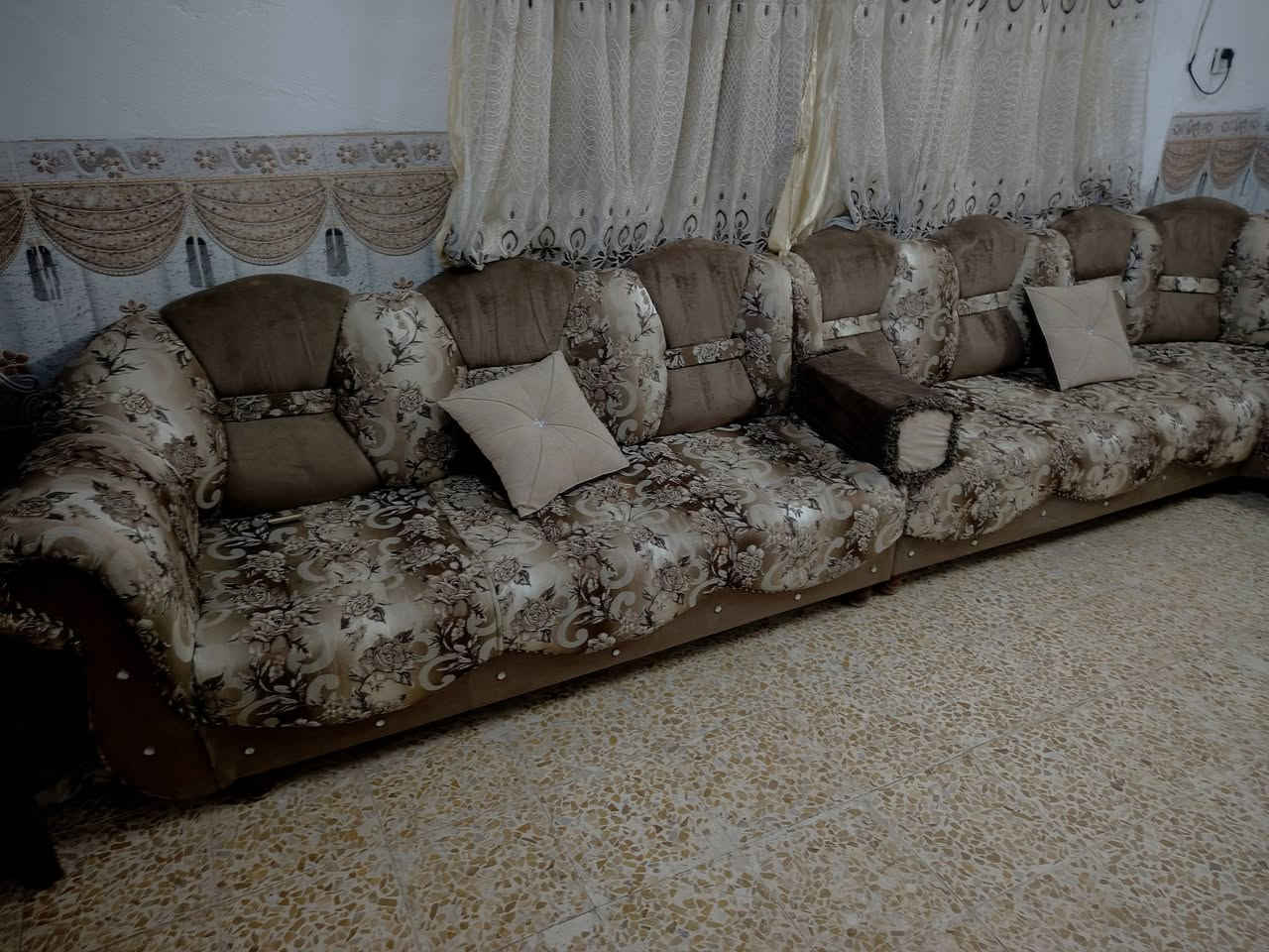 ديوان ١٤ مترللبيع خشب عراقي درجه أولى زاويتين السعر ٥٥٠ الاستفسار على الرقم *********** وكورك ***********
