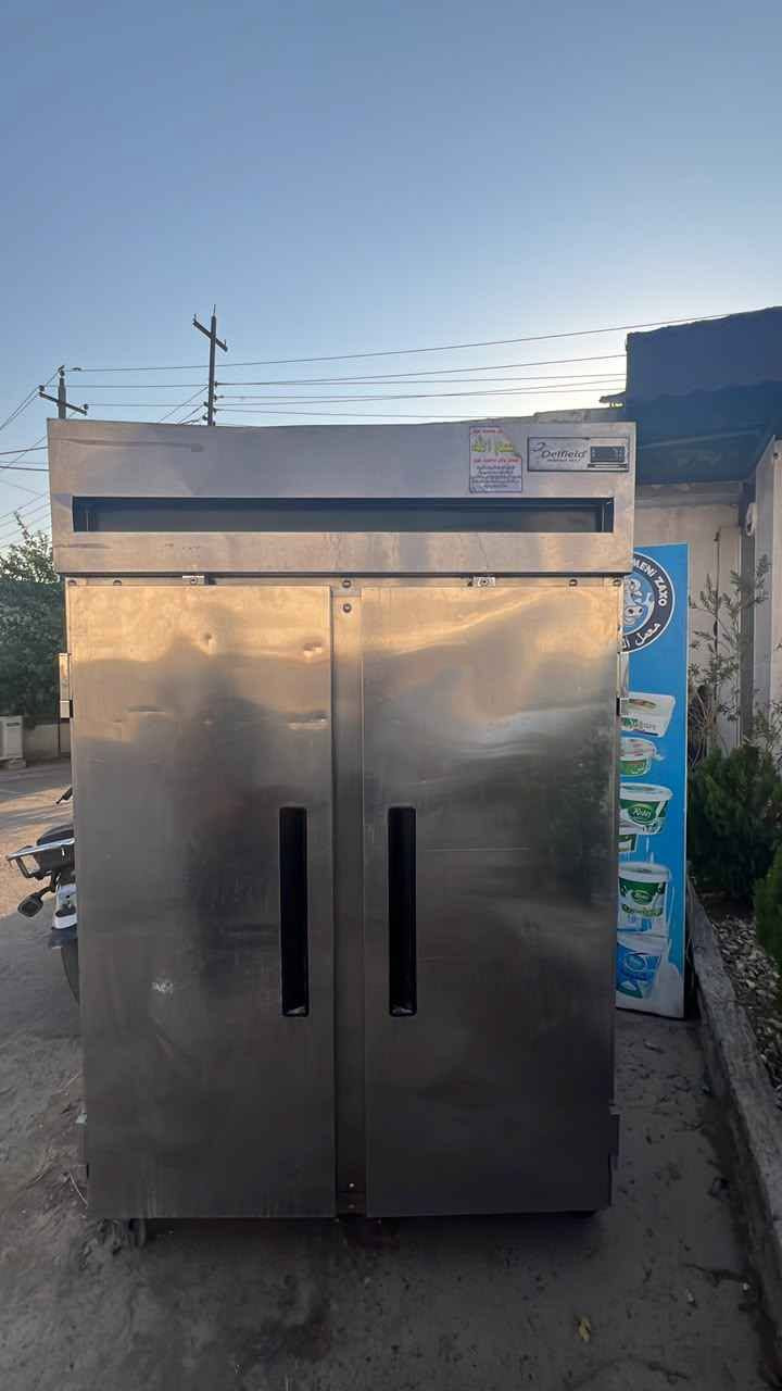 سەلاجەی پیشەسازی ئەمریکی ئەسڵ (Delfield) بۆ فرۆشتن مارکە و مۆدێل: Delfield 6051XL-S (دروستکراوی ئەمریکا 🇺🇸)کارەبا: ٢٢٠ ڤۆڵت (سیستەمی فەرمی کارەبای خۆمان، پێویستی بە تڕانس نییە).قەبارە: دوو دەرگای گەورەی ستانلێس ستیل، ناوەوەی زۆر فراوان و پاکە.جۆری غاز: R-404A (سیستەمی ساردکردنەوەی زۆر بەهێز).زۆر گونجاوە بۆ چێشتخانە (مطعم)، مارکێت، کافترییا یان کۆگای خۆراک.تێبینی: [به شه رتي كار كردن زه ماني يه ك مانكي له كه له ].شوێن: [شوێن هه ولير زانكؤ]ژمارەی تەلەفۆن: [***********]***********////////*********** أربيل, العراق
