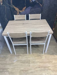 ميز طعام  ٤كرسي هيكل حديد سطح الميز خشب  السعر ١٤٥الف  النقل مجاني داخ...