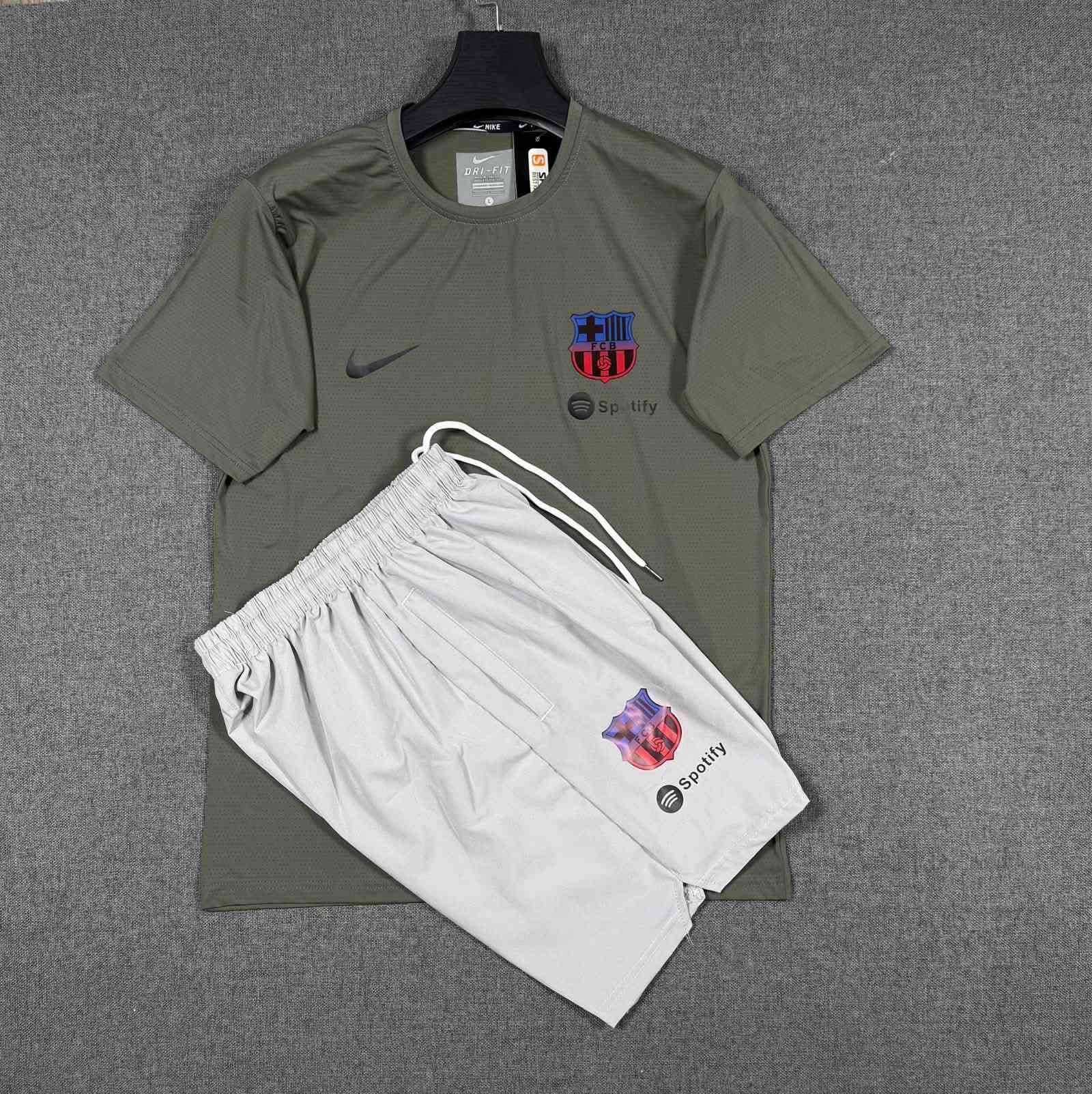 تشرت وشورت
وتربروف اصلي
القياسات M L XL XXL
السعر 15
قطعتين ب25
العنوان/السماوه/تقاطع الأسكان/قرب مقهى الأسكان 
واتساب ***********
