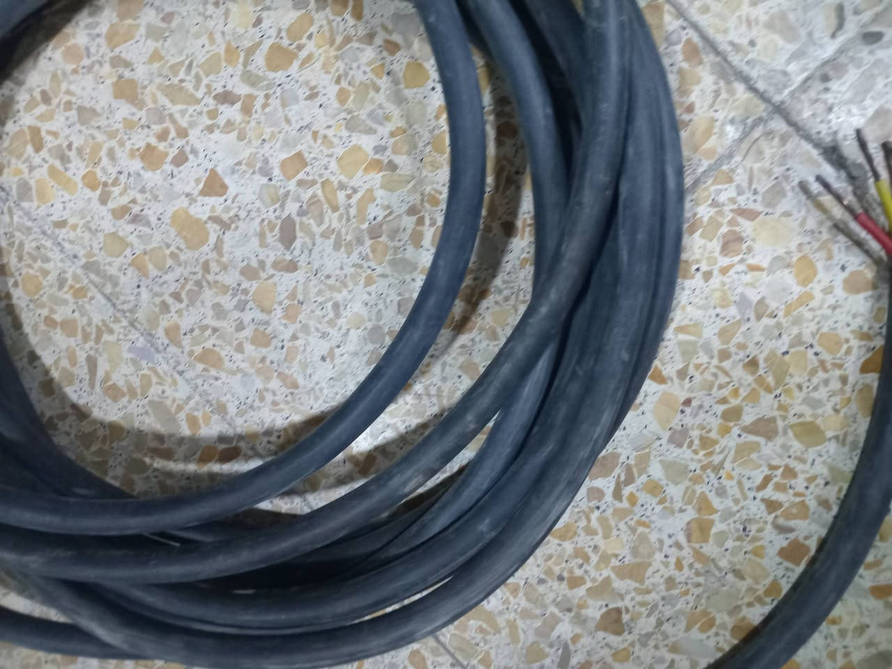 كيبل للبيع 4×10 طول 14متر اردني  استندر  العنوان  بغداد  الاتصال  ***********
