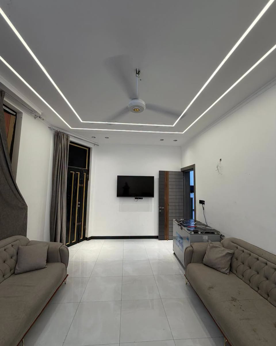 🏠 / دار للبيع المساحة ١٢٥ م طابو زراعي سند ٢٥ 

          الواجهة ١٢.٥ م / النزال ١٠ م 

🧱 / بناء حديث ٢٠٢٦ درجة اولى 

الطابق الاول/ مطبخ . هول . صالة . غرفة نوم . مجمع صحيات داخلية وخارجية 

الطابق الثاني/ غرفتين نوم. هول . مجمع صحيات

🌏 الموقع/ حلة شارع ٨٠ شارع العلوية شريفة ع قريب من شارع ٨٠ 

لمعرفة السعر مراسلة الصفحة او مراجعة مكتب 

بشار للعقار والمقاولات شارع ٦٠ بداية شارع الحسينية 

***********        ***********
