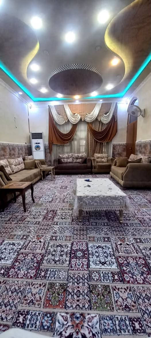 ٣٠٠م • ٥ غرف • قرب مدرسة الخندق