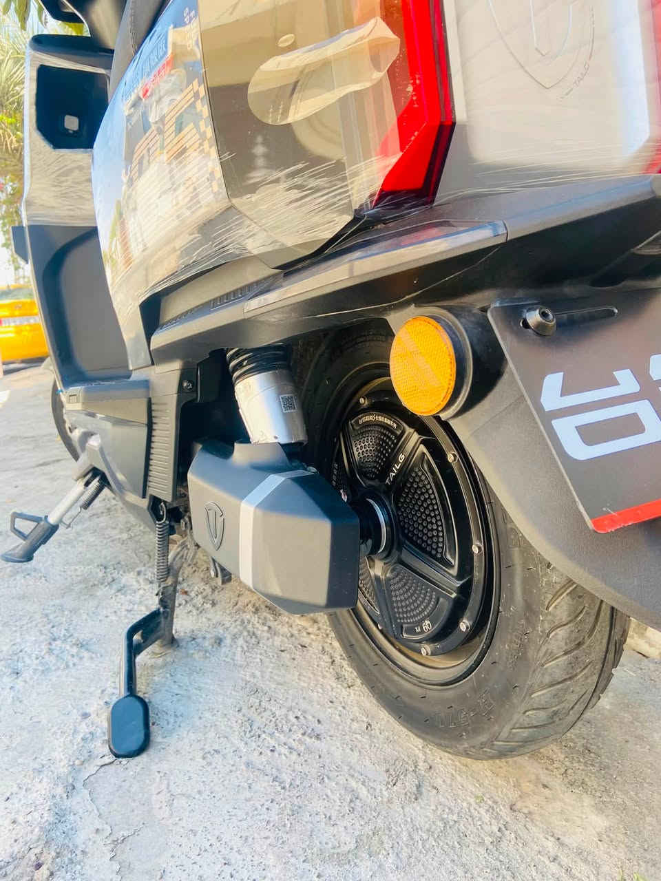 ⚡ دراجة شحن TAILG (تايلج) - نظافة فول ومواصفات قوية للبيع ⚡.
المواصفات :
 🔹 الماركة : TAILG (شركة معروفة بقوتها واعتماديتها).
 🔹 المحرك (الملف) : 1200 واط حقيقي .
 🔹 البطاريات : 6 بطاريات كرافين أصلي
 🔹 الإضاءة: لايت فول زينون (عالي / ناصي) + نظام رماش .
 🔹 نظام الإشارة : دبل إشارة (خلاط).
 🔹 النظام الصوتي : مزودة بـ بلوتوث للربط مع الموبايل .
 🔹 النظافة : نظيفة حيل ومستخدمة قليل وصل الشراء موجود . ( كلها شرط وين مايعجبك چيك )
💰 السعر: مليون و 75 ألف دينار (1,075,000)
📍 المكان: [ موصل / ايسر ]
📞 للتواصل: [ *********** ] أو المراسلة على الواتساب

