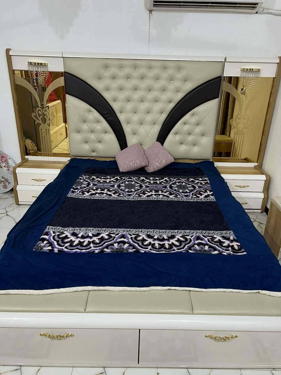 السلام عليكم
غرفه تركيه جديده للبيع سعره ٨٥٠
مكان مسيب
