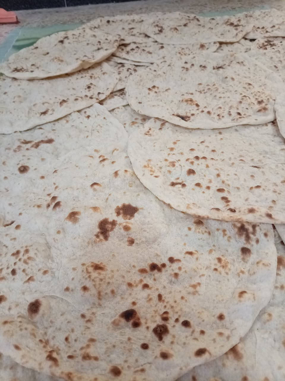 السلام عليكم يوجد خبز حار بحار حسب الطلب وجودة مضبوطة وطعم غيرررر الطحين من يمكم 10كرص بألف وأذا الطحين من يمي 5كرص بألف للتواصل والأستفسار على الخاص أو على الرقم *********** العنوان حي الانتصار شارع ثلاثين قرب كرم مول
