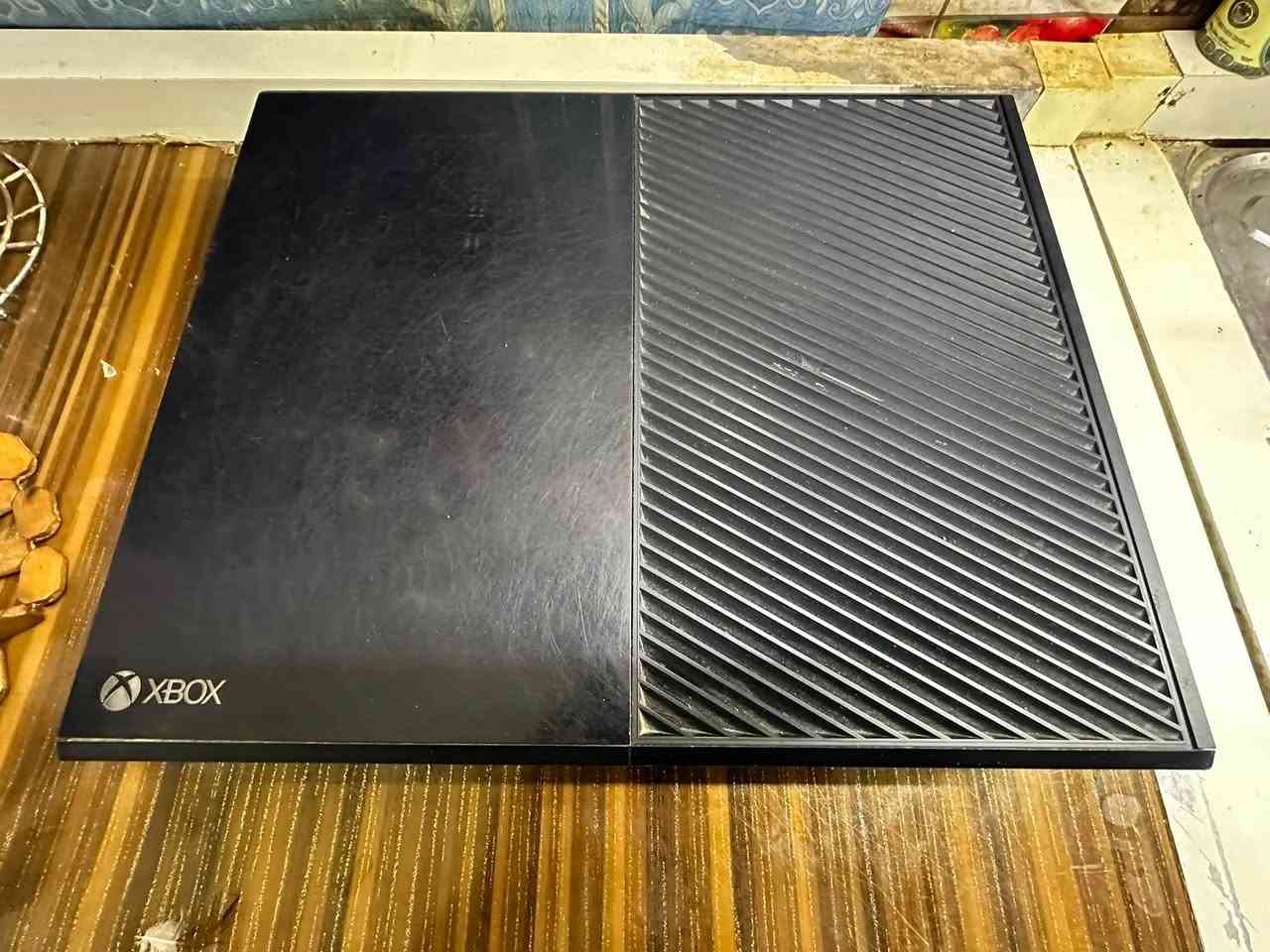 XBox one fat للبيع
الجهاز نظيف وشغال بصورة ممتازة، ومجهز بكل ملحقاته وجاهز للعب.

المحتويات:
• Xbox One Fat سعة 500GB
• يد تحكم احترافية GameSir G7 SE
• محولة الجهاز الأصلية
• كيبل HDMI
• كيبل USB
• قرص FIFA 15 الأصلي

الجهاز مجرب وشغال
اليد الاحترافية ممتازة للألعاب وخصوصًا
البيع كامل كحزمة واحدة

السعر: 170,000 دينار
وبي مجال للشراي

📍 الفحص والتجربة قبل الشراء
تواصل على الرقم *********** واتساب
