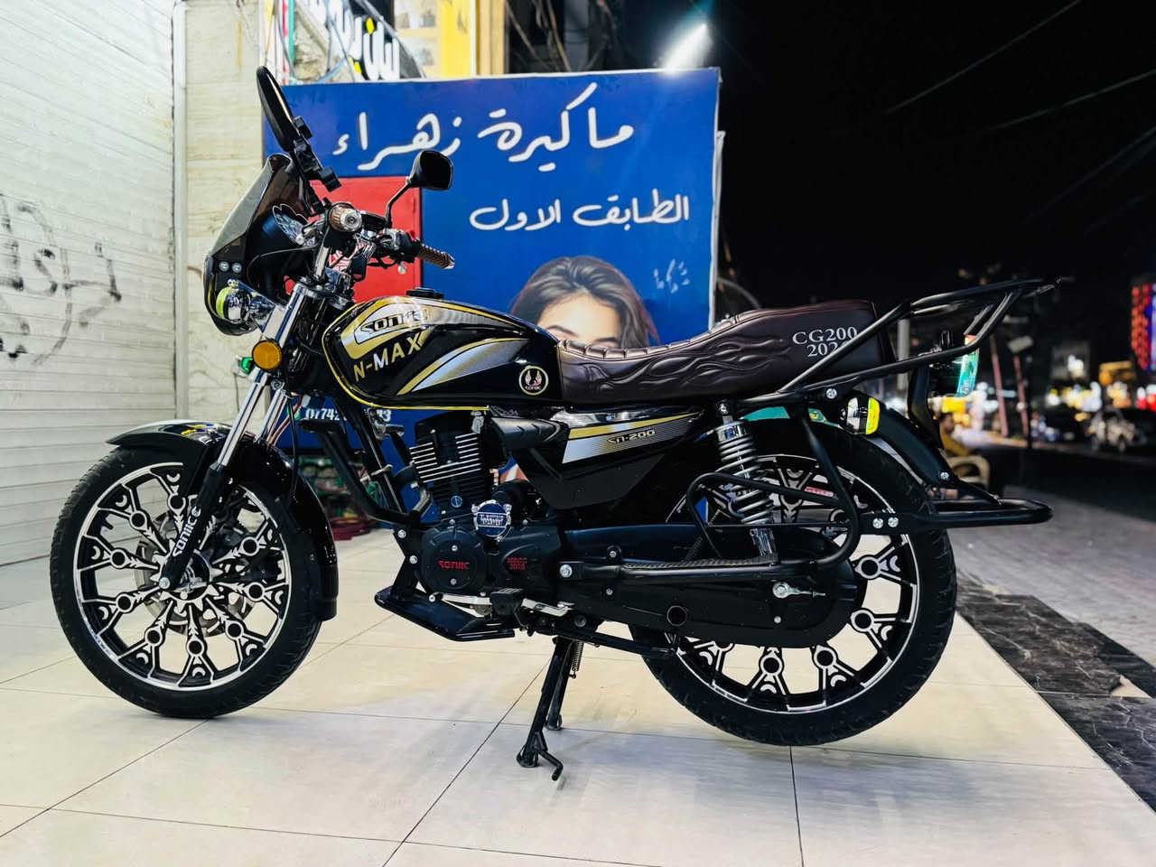 السلام عليكم دراجة سونك ان ماكس سكنر موديل 2026 محرك 200cc جواكيج مواصفاتها تشغيل عن بعد وجهاز إنذار وسماعة بلاتوث اخذتها زيرو بشهر الخامس دراجة مكفولة من كلشي كهربائيات ومكينة بعدهي شركة سعرها 950 وبيها مجال حك الجية رقمي واتساب واتصال *********** مكاني الزعفرانية.

نص مكتوب في الصور:
- Makeup_by_Za
- ***********