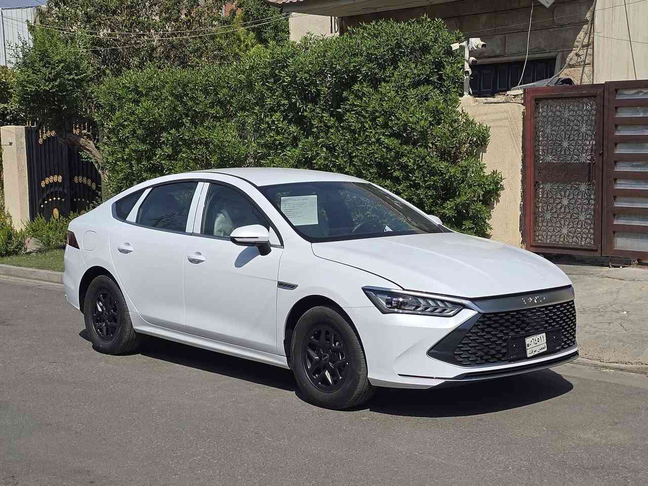 بي واي دي كن بلاس 2026 زيرو  BYD Qin Plus Hybrid

خليجي ضمان وكالة NAT العراق

 6 سنوات ضمان على السيارة.
8 سنوات ضمان على البطارية.

 المواصفات:
 محرك بنزين + هايبرد اقتصادي وعالي الكفاءة.
 بصمتان ذكيتان مع تشغيل عن بُعد.
 مقاعد جلد فاخرة بلونين (أبيض وجوزي).
شاشة وسطية دوارة.
عداد ديجيتال بالكامل.
 تحكم بالمقود من الجهتين.
 كاميرا خلفية.
 حساسات ركن.
 داخلية مطعمة بديكورات Piano Black الفاخرة.
 أنظمة قيادة وأمان متكاملة.
أوضاع قيادة متعددة (Drive Mode).
اوتو Auto Hold.
 مانع انزلاق (Traction Control).
 هاند بريك كهربائي.
مساعد صوتي يدعم اللغة العربية.
 تبريد أمامي بقوتين (2 Stage).
 مصابيح أمامية زينون.
 مصابيح خلفية LED.
 ملحقات الوكالة كاملة مع السبير وطفاية وشاحنة وجنطه طبابة

مكان السياره بغداد حي الاطباء بلجهاد قرب خدمي شارع المطار للتواصل 
***********
