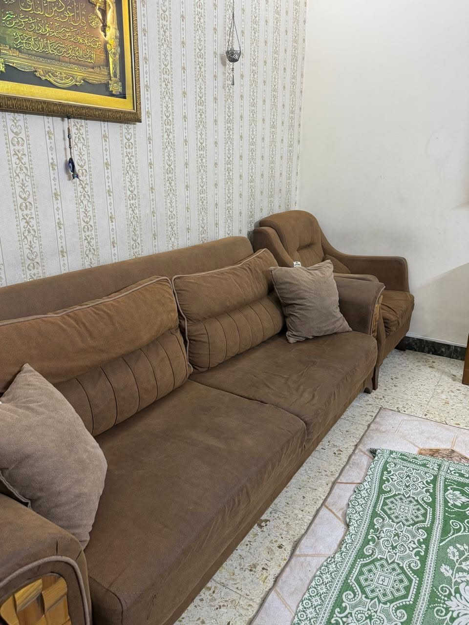 السلام عليكم 
تخم تركي درجه اولى ٩ مقاعد يصير سرير وبي مخزن 
العنوان بغداد البلديات 
السعر ٣٥٠ بي مجال  وماكو هيج سعر تركي بس لان مستعجل
***********
