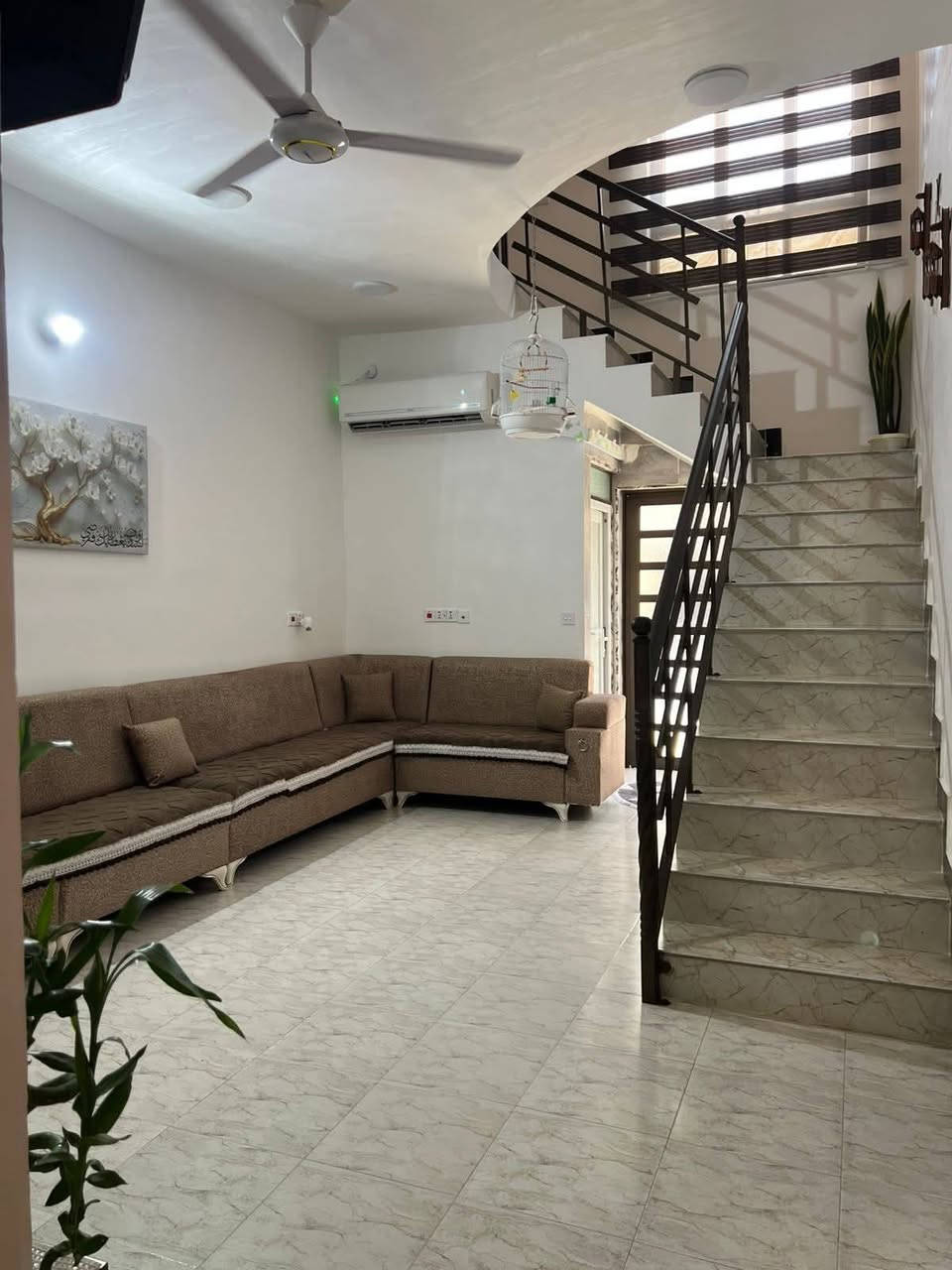 بيت للبيع المساحه 180 في حي العهد يم فلكت الزعيم وره مضيف ابو فياض يحتوي الطابق الول مطبخ ستقبال صاله غرفة نوم داخلها حمام وحمام ثاني بصاله يحتوي عله صحيات والطابق الثاني يحتوي على غرفتين نوم وحمام وصحيات وصحيات خارجيه سند٢٥  السعر 115تصل على ***********
