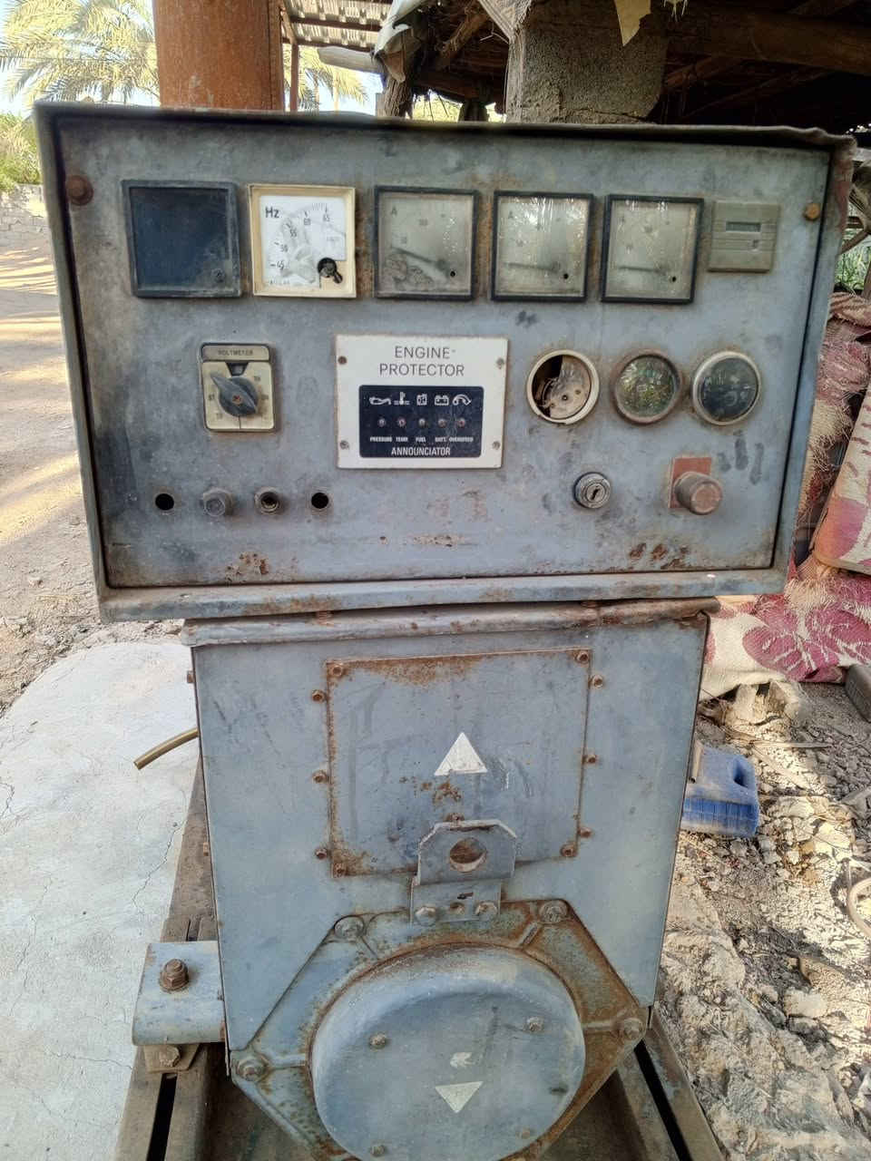 افيكو 104 اصل مولدة بيها تبخير بي ما تنقص راس تولد 80kva سعرها مناسب للتواصل ***********
