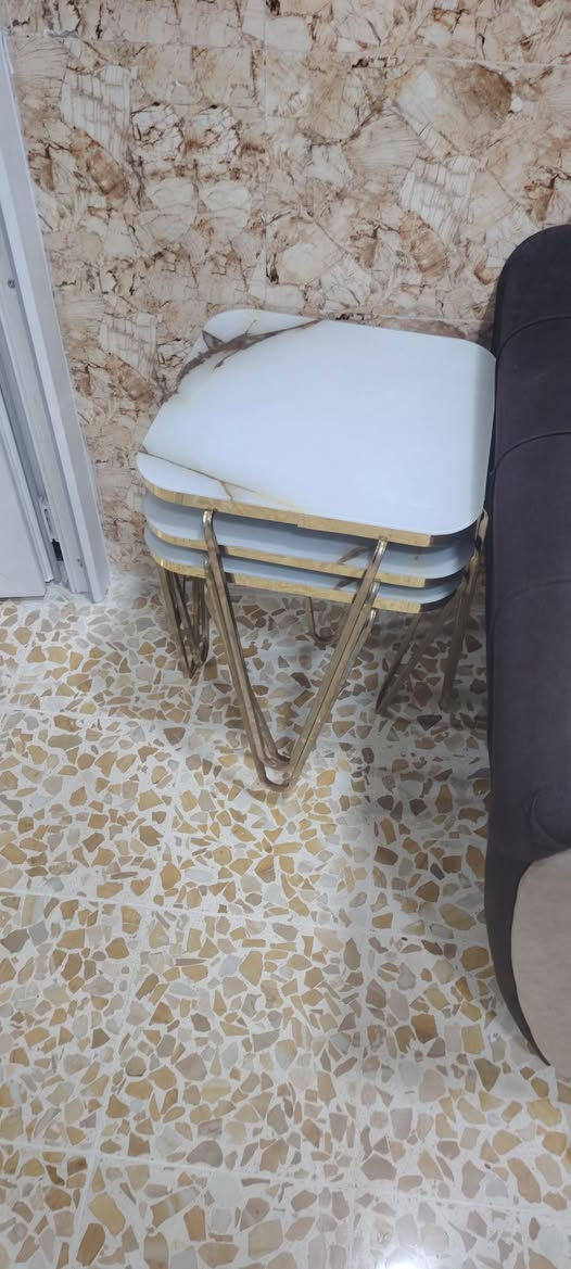 كنتور 3ابواب ثقيل فصال ب250
طخم رئاسي مصري.  مليون 
ميز تلفزيون 75 الف 
طبلات زجاج 25 الف 
للتواصل ***********
