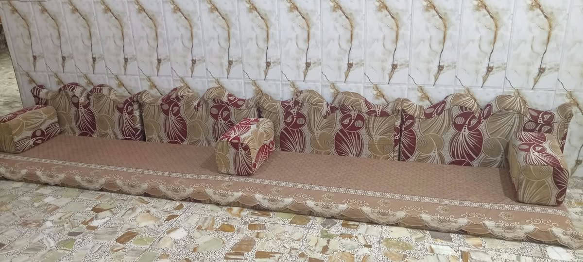 جلسة عربية • ميز تلفزيون • جرباية طفل