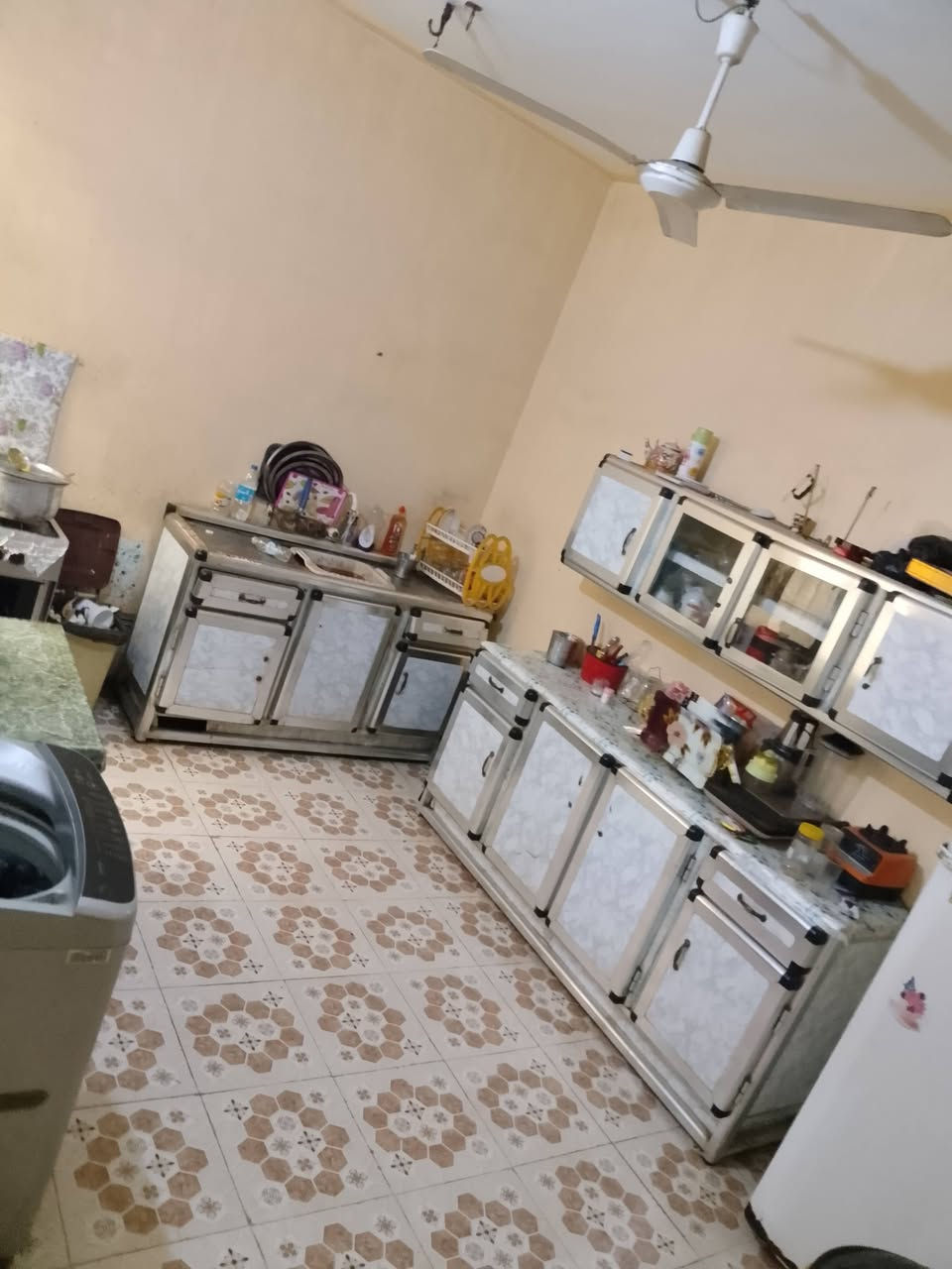 سلام عليكم بيت 100متر مربع  طابو صرف يحتوي عله طابق ونص بناء عكاده ثاني طابق جديد نضيف طابق الاول ستقبال وصاله وغرف ومطبغ طارمه صغيره ومكشوفه 
طابق الثاني يحتوي عله صاله وغرفه حمامات وصطح 
العنوان كوفه حي ميسان نهايت شارع كيت بل قطاع 24 قريب عله شارع كيات مثل ماموضح بل فديو 
السعر 125 وبي مجال 
استفسار عله هاذه رقم ***********
