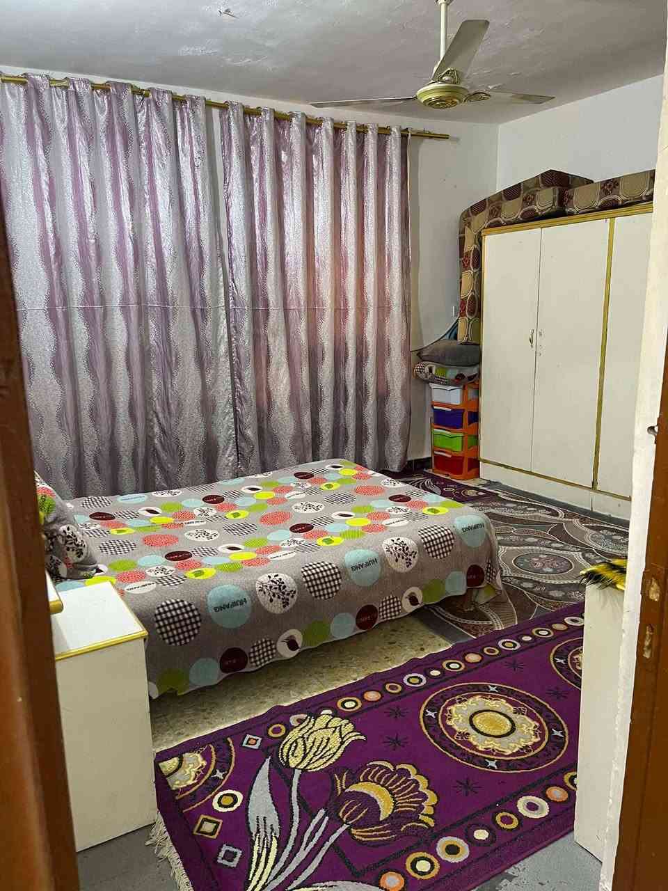 سلام عليكم بيت 185متر استقبال غرف نوم 2وصاله ومطبخ وحمام 2 مناور 2 ترك على طول الغرف حوش كبير المنطقة مكصوصه خالين سبيس باقي تبليط هاي الايام مجاري ماي كهرباء كامل المنطقة سكلات شارع 11اول فرع سعر80 بي مجال ***********واتساب البيت بي مجر حالين
