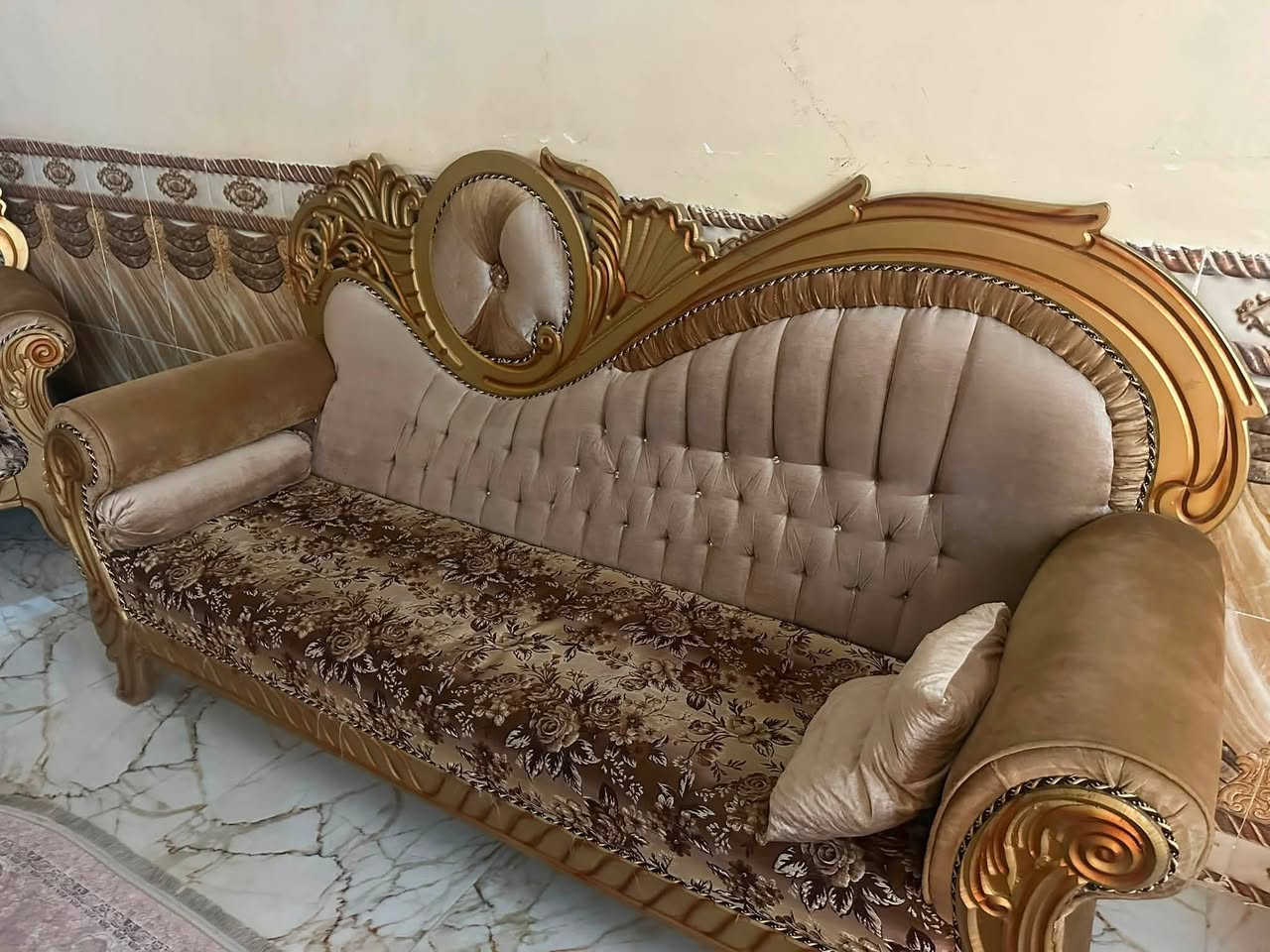 تخم كلاسيك ملكي (Royal Classic)
القماش درجه اولى شرط الفحص 
يتكون التخم من :
اثنين كبار
واحده وسط 
اثنين صغار 
——————————-
ونضافة فول
السعر 550 الف وبي مجال 
الرقم ***********
